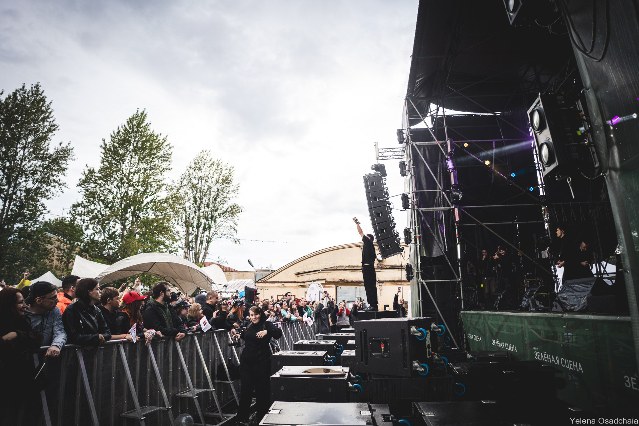 Живой 2025 — День 1. Елена Осадчая — фотографирую музыку на сцене и в жизни