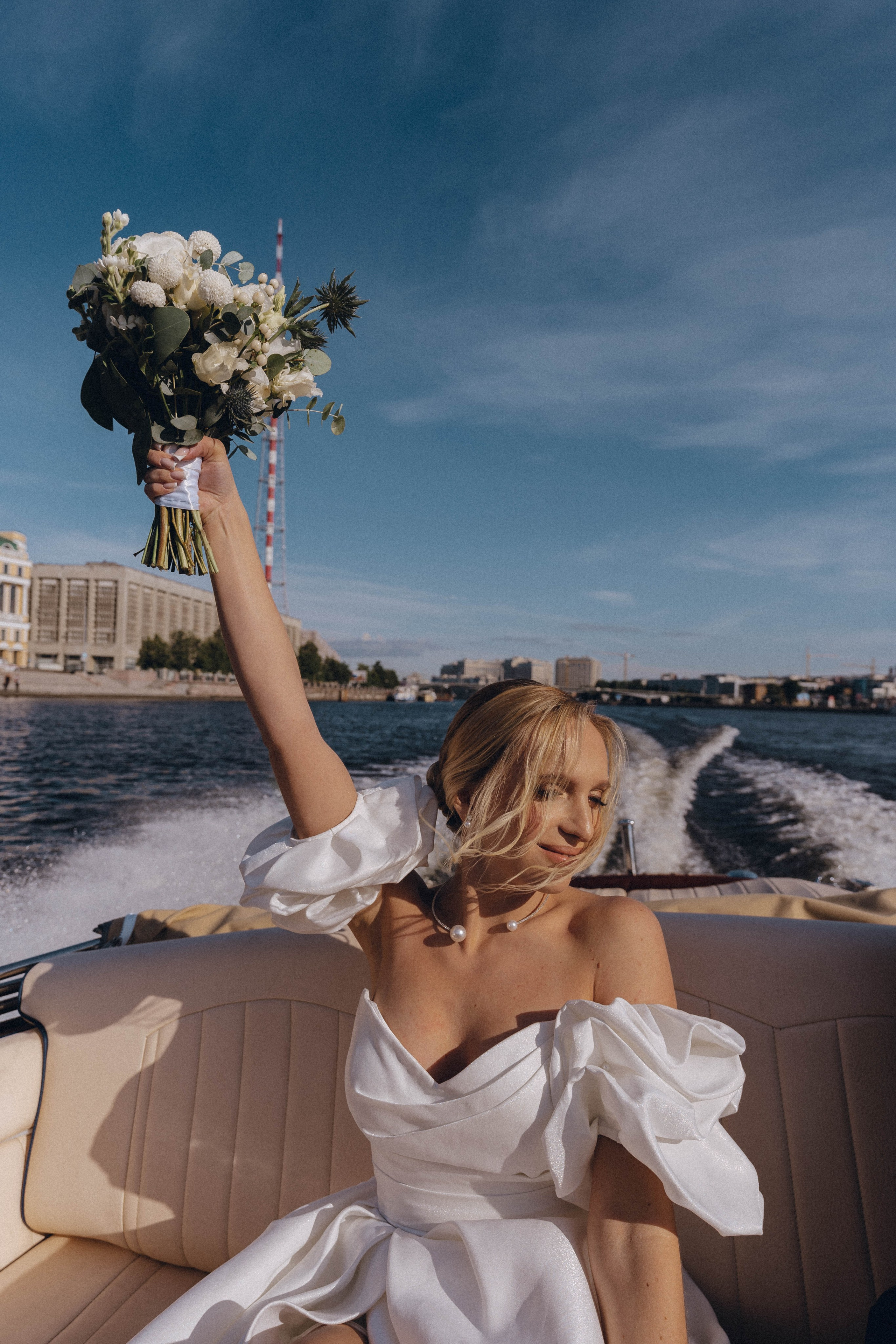 СВАДЕНБНАЯ СЬЕМКА НА КАТЕРЕ ПО КАНАЛАМ САНКТ-ПЕТЕРБУРГА И В АКВАТОРИИ НЕВЫ. Профессиональный фотограф, Санкт-Петербург — Виктория Богомолова