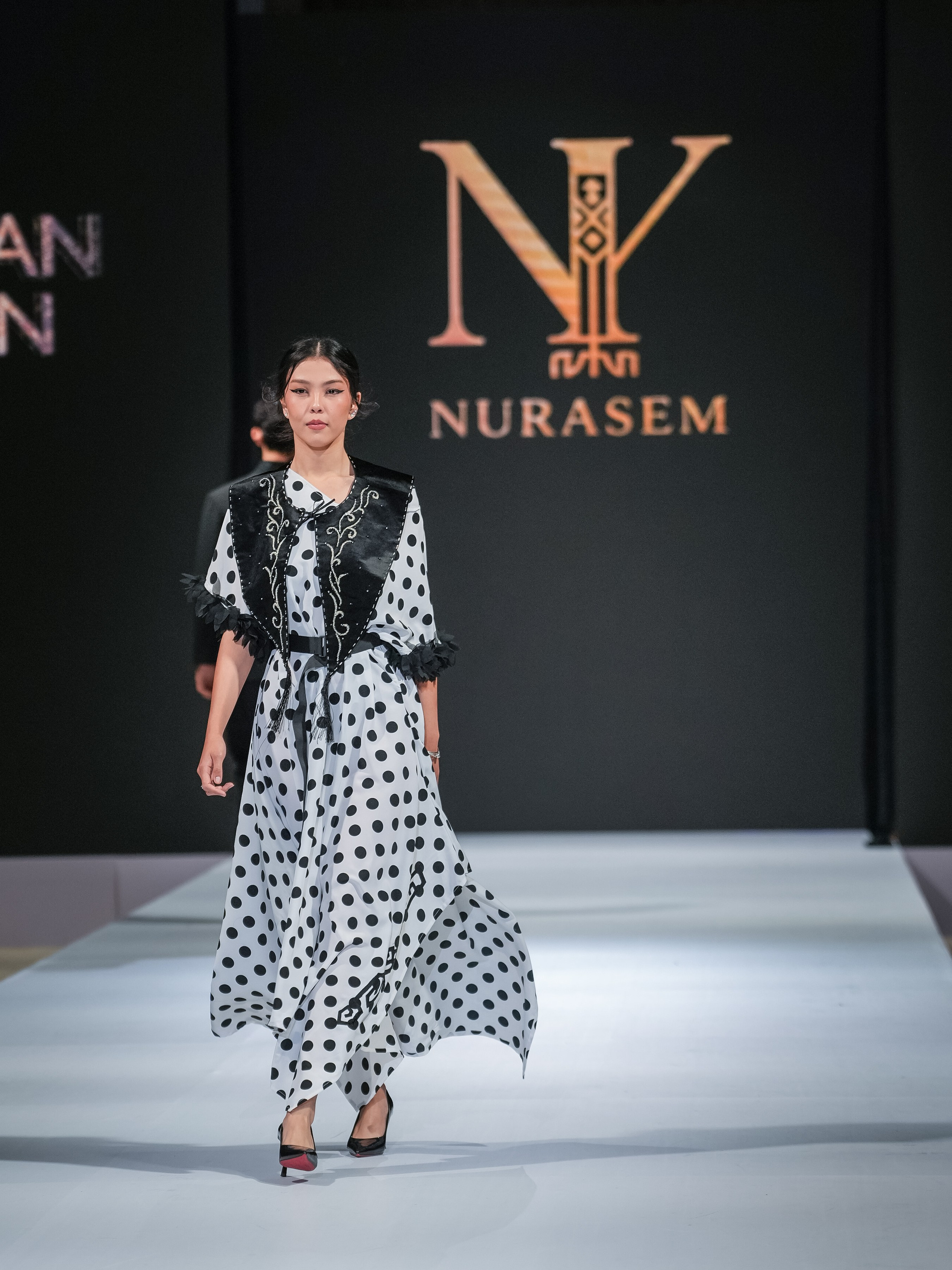EURASIAN FASHION WEEK Nurasem. Сайт Алматинского НЮ АРТ, будуар и фэшн фотографа Дениса Карпенко