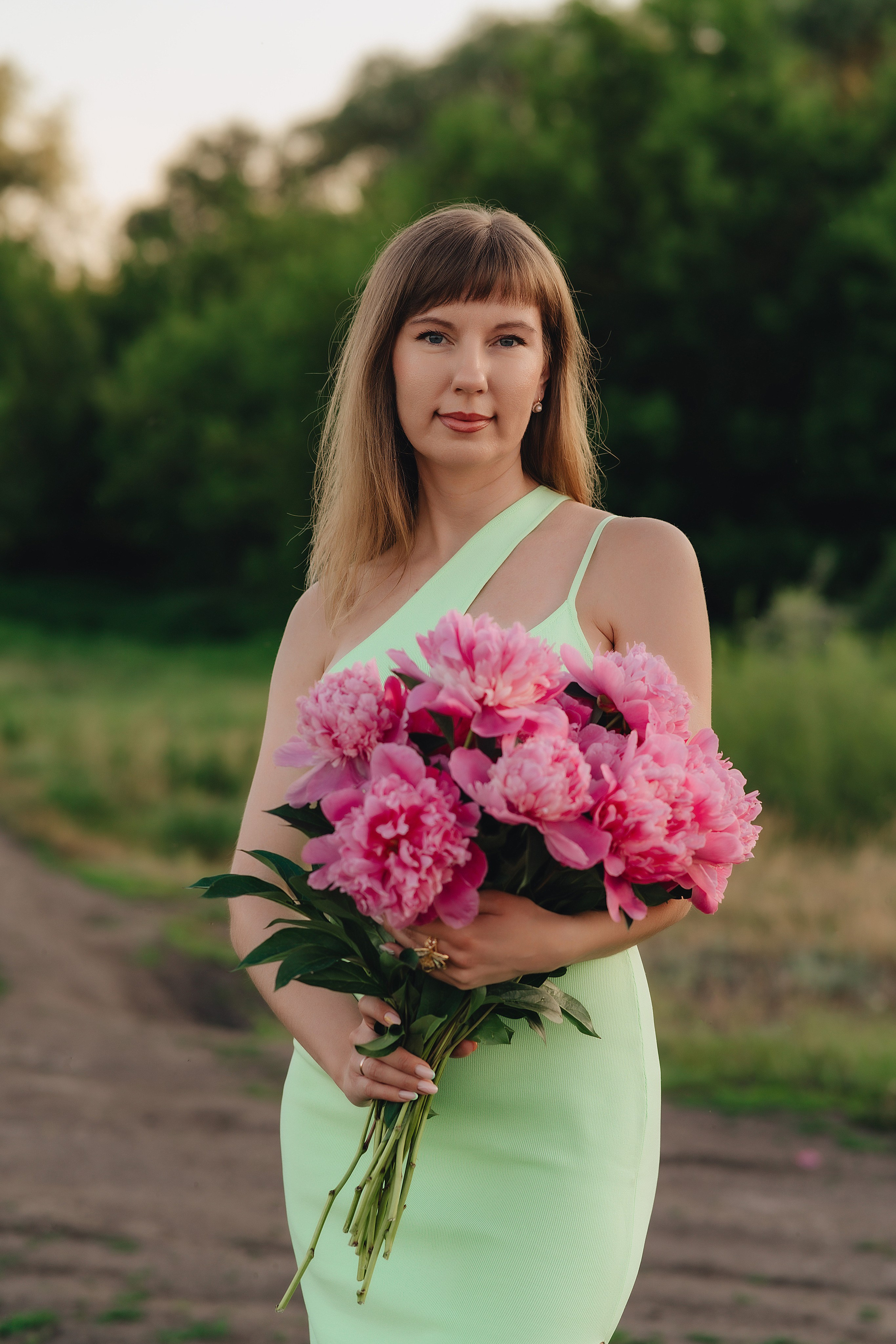 Анастасия | Съемка на закате с букетом пионов. Фотограф Карина Шмулёва. Воронеж и область