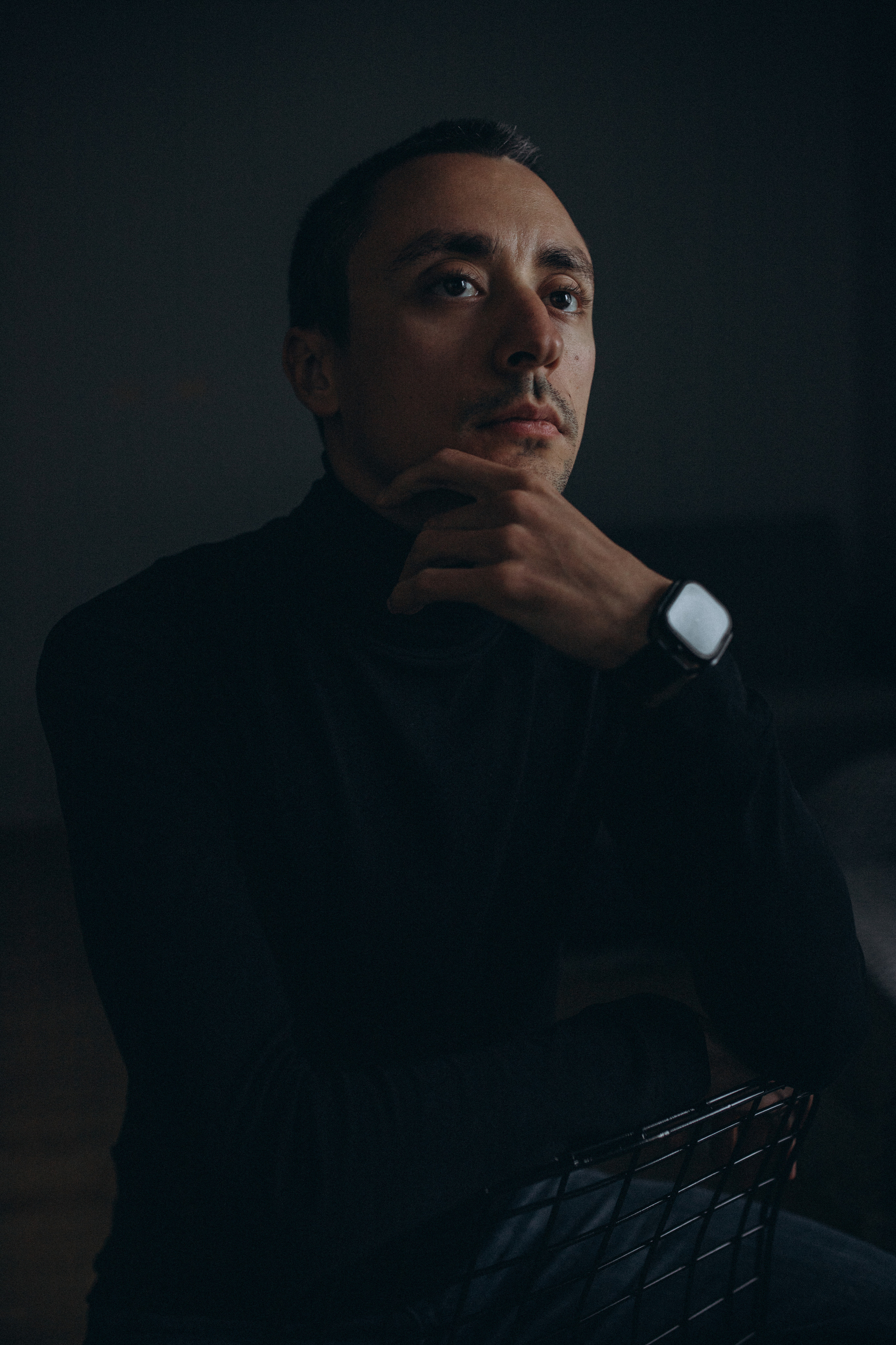 Мужской портрет ч/б Александр. Главная