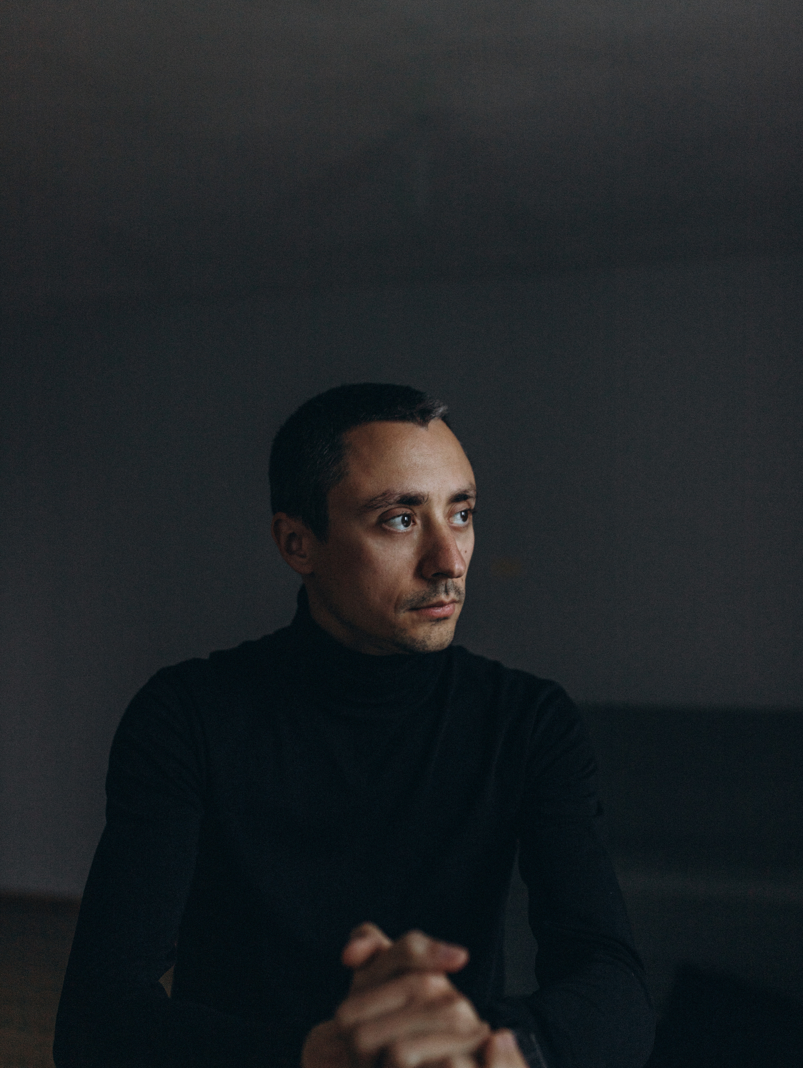 Мужской портрет ч/б Александр. Главная