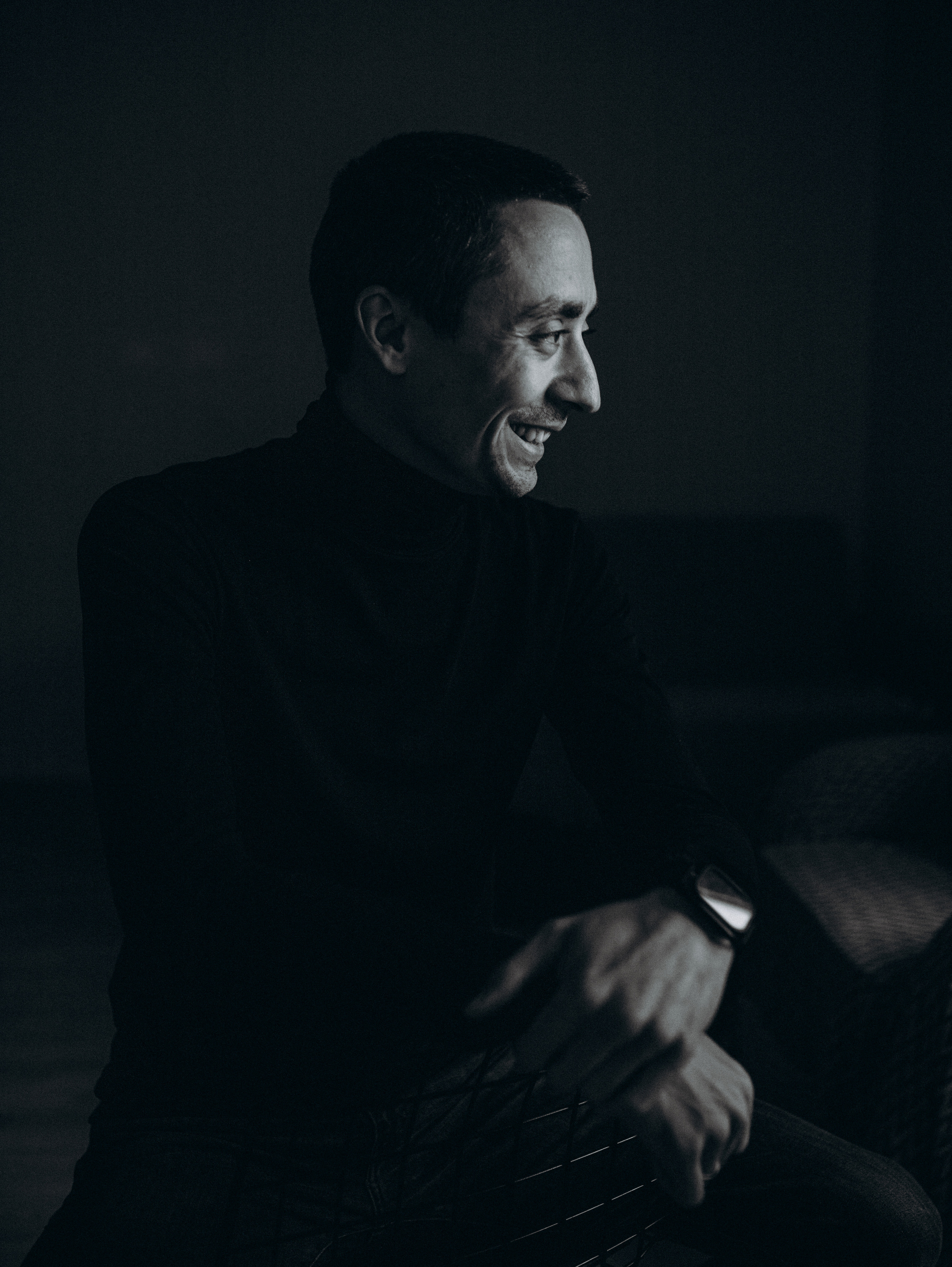 Мужской портрет ч/б Александр. Главная