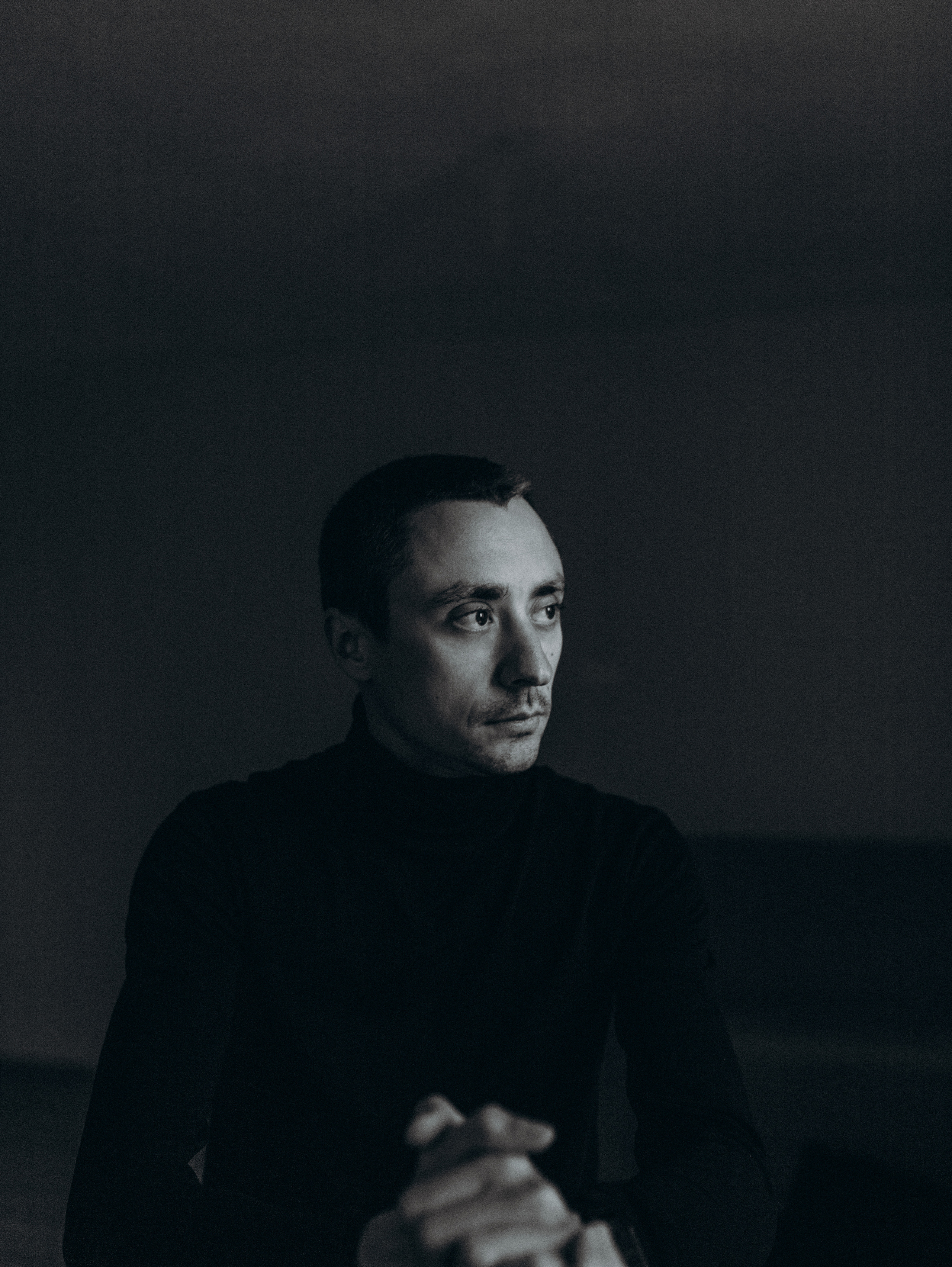 Мужской портрет ч/б Александр. Главная