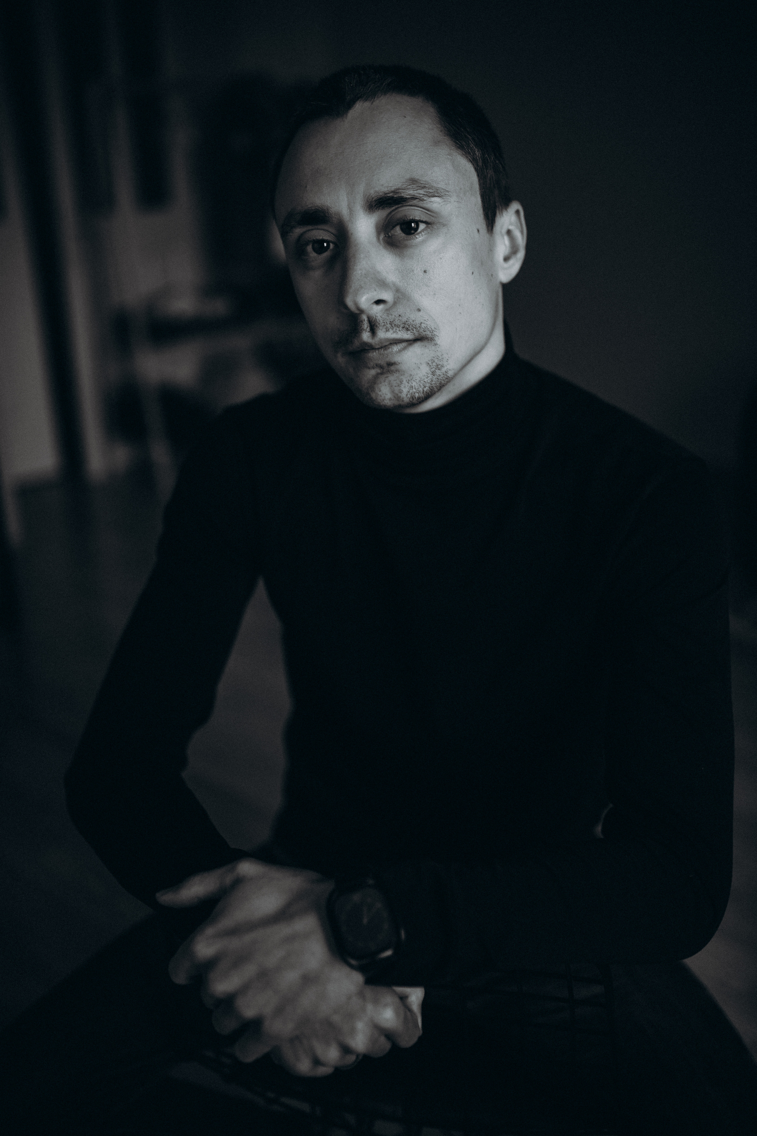 Мужской портрет ч/б Александр. Главная