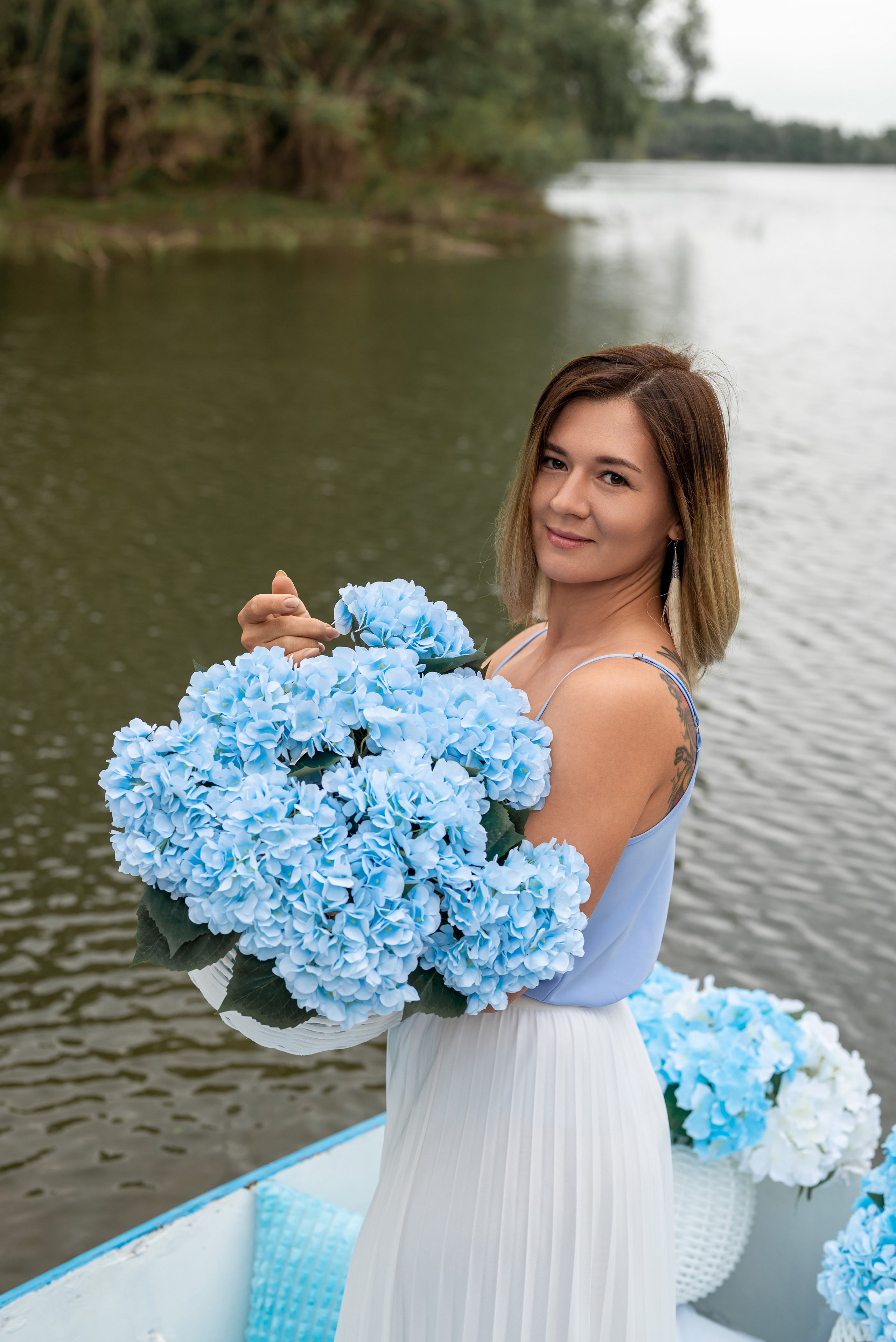 Фотопроект на лодке с голубыми гортензиями. Фотограф в городе Салават