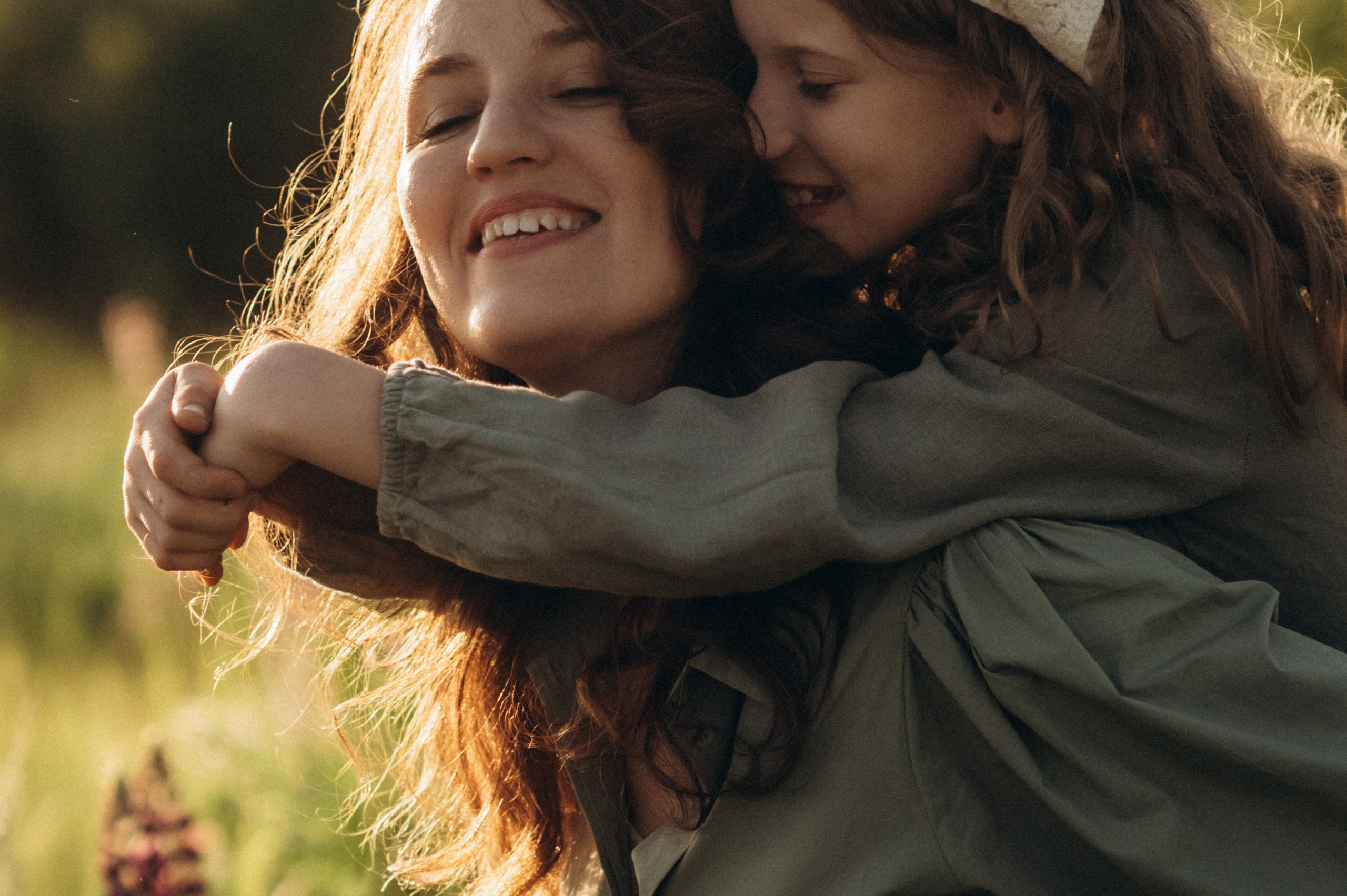 Кристина, Соня и люпиновый вечер. Фотограф Мария Стрелкова