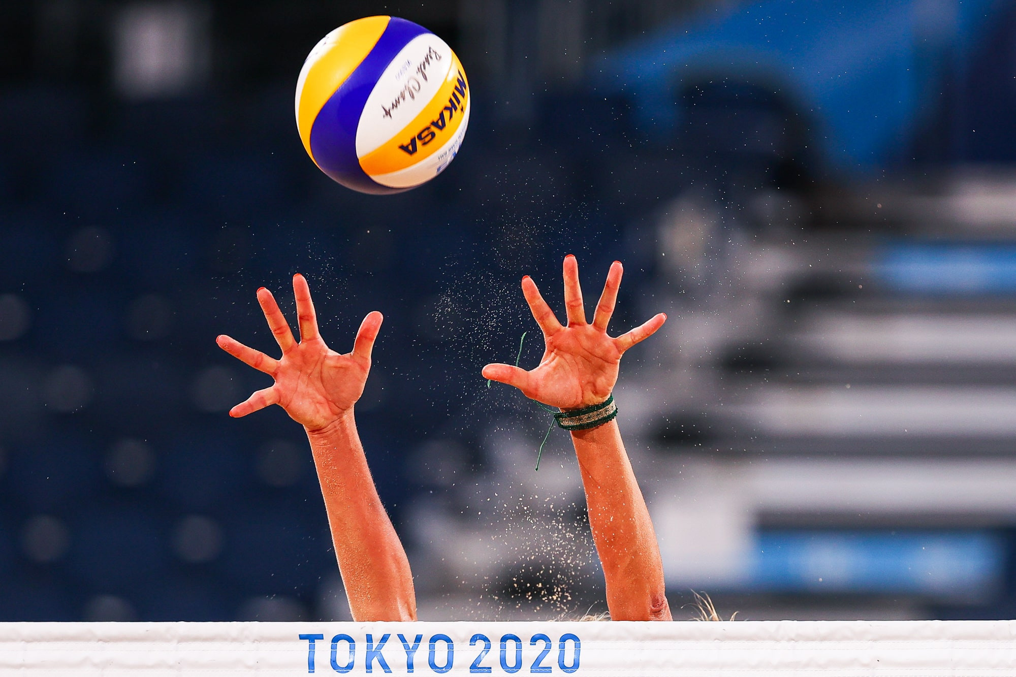 Крупным планом волейбольный мяч по время игры 