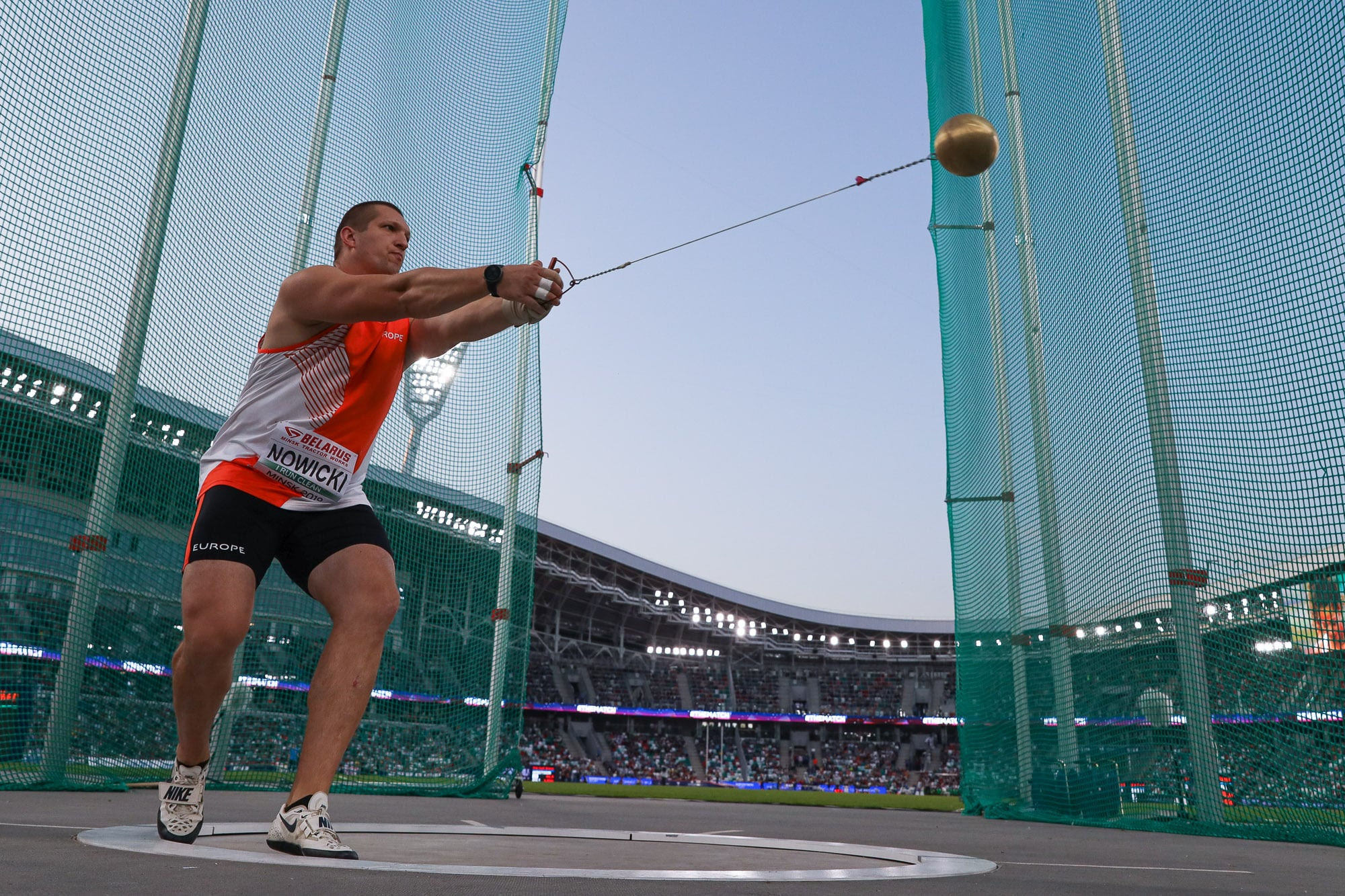 Метание молота