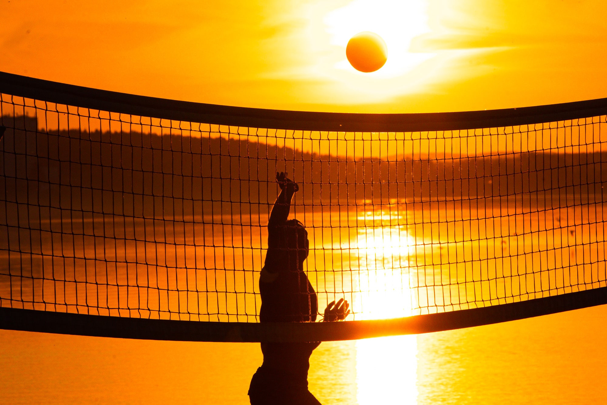 Пляжный волейбол на закате