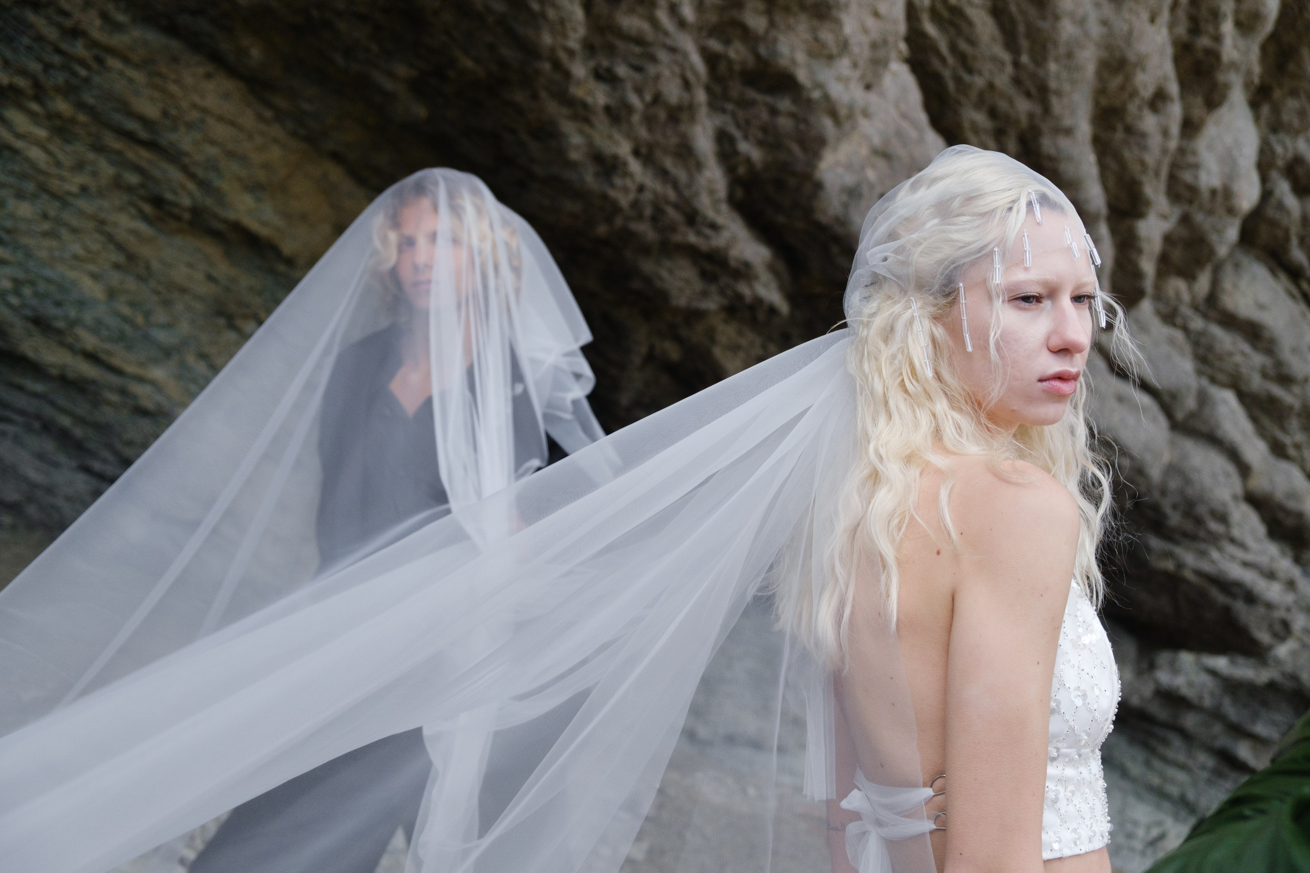 Свадебная фотосессия на Тропе Глицина Судак. Профессиональная фотосъемка в Крыму. Натуральные эмоции и живые кадры. Забронируйте дату прямо сейчас!