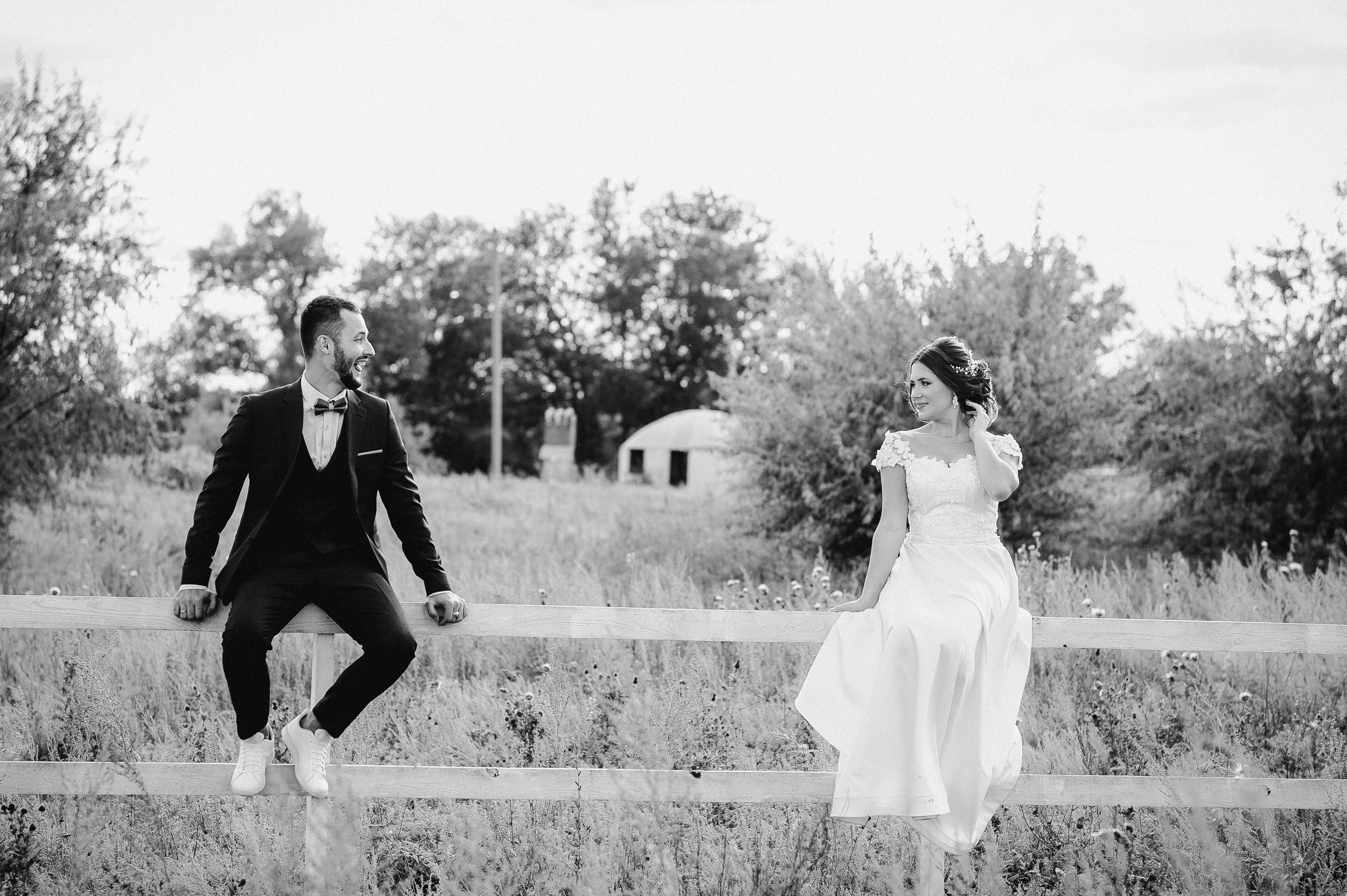 Черно-белая фотография свадебной пары, смех, юмор