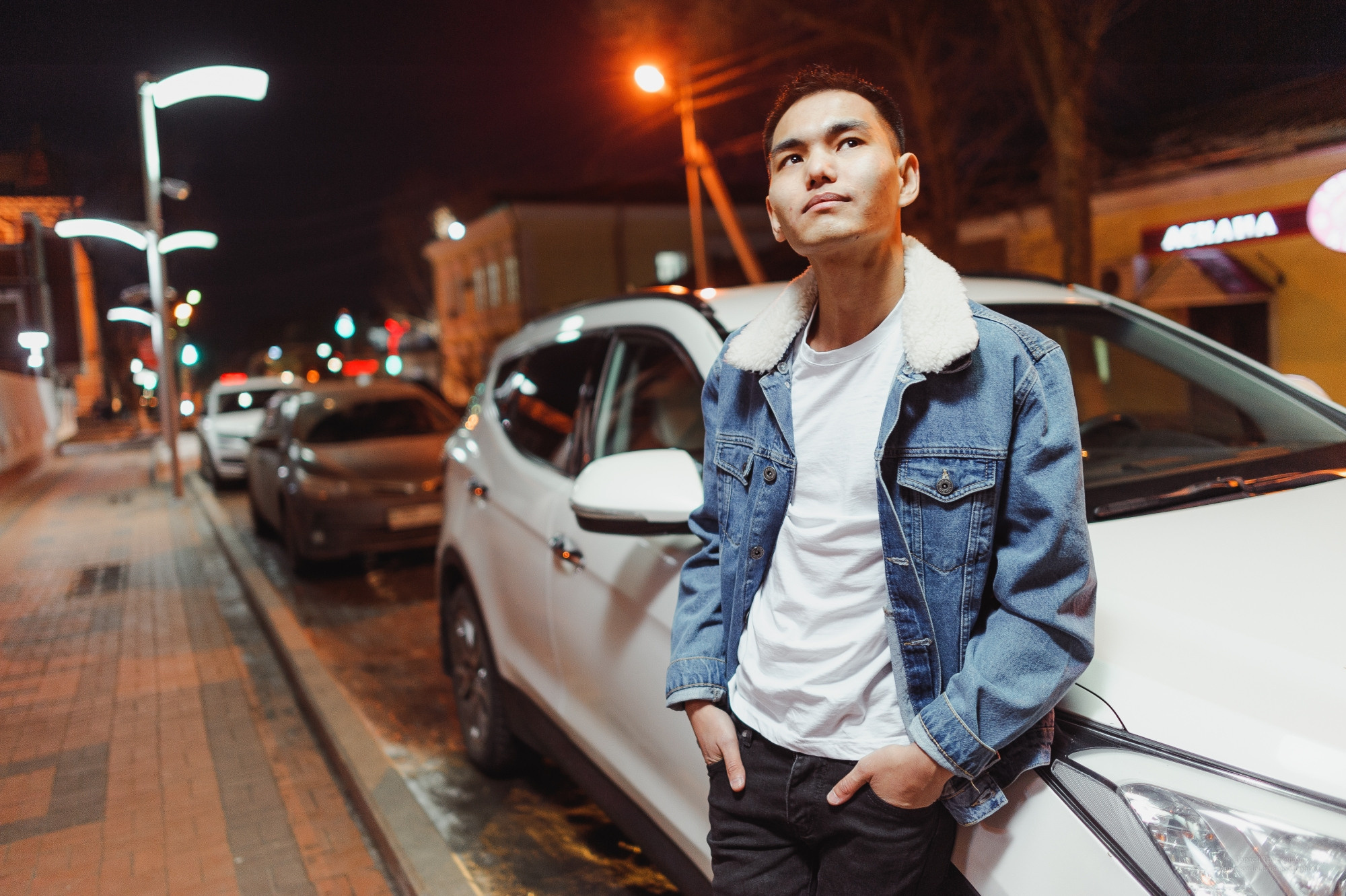 парень, машина. вечер, зима