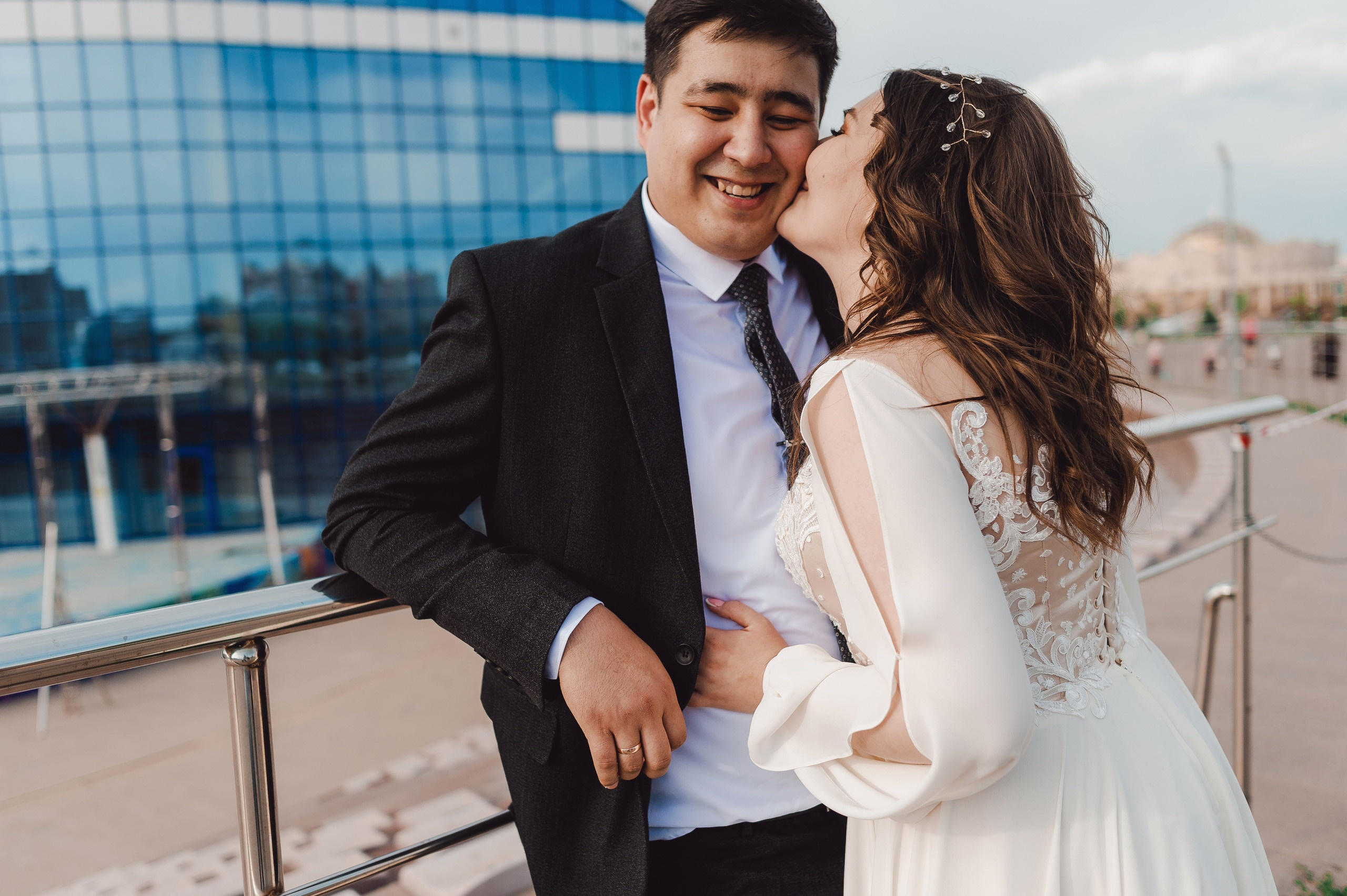 Улыбка жениха и поцелуй невесты