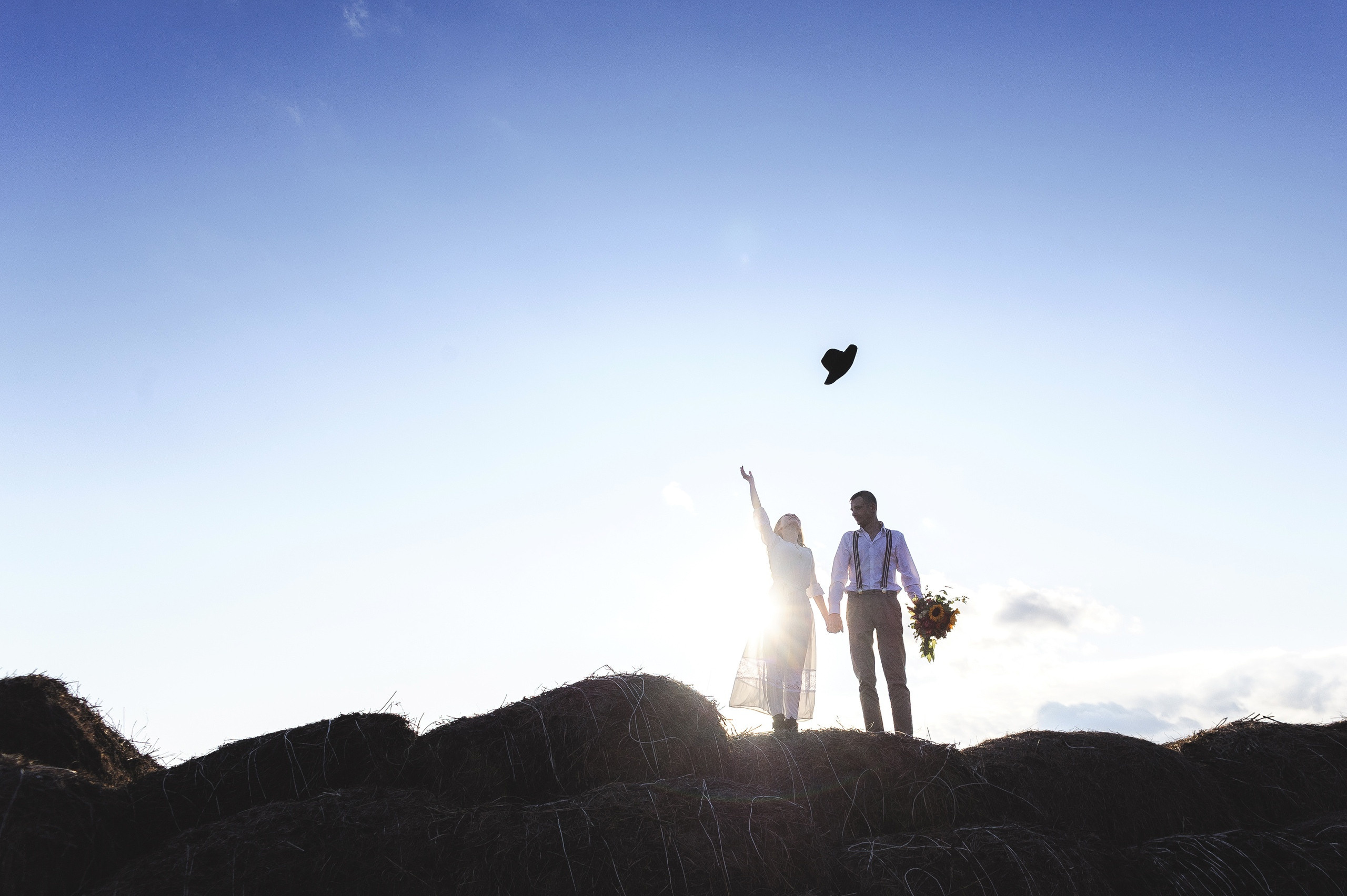 Жених с невестой на возвышенности