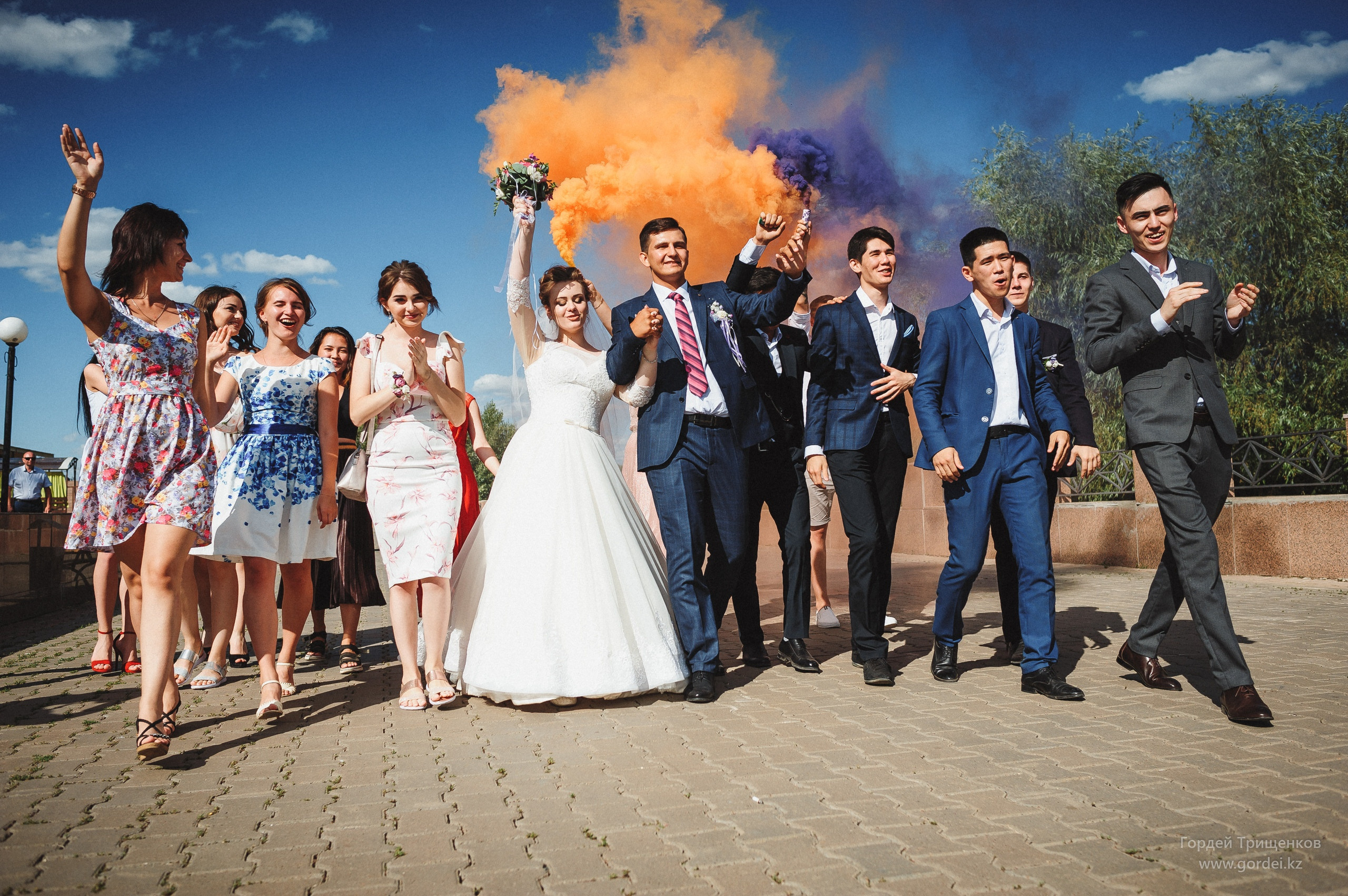 Молодожены со своими друзьями прогуливаются по набережной реки Чаган