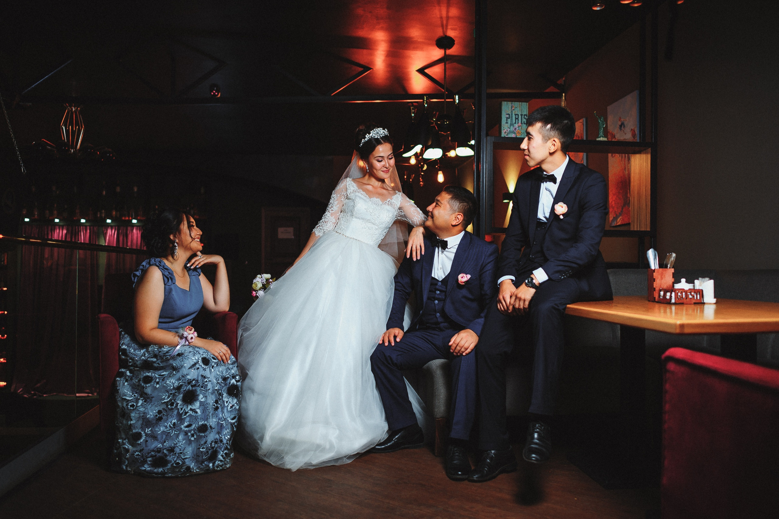 Жених с невестой и со свидетелями сидят в ресторане