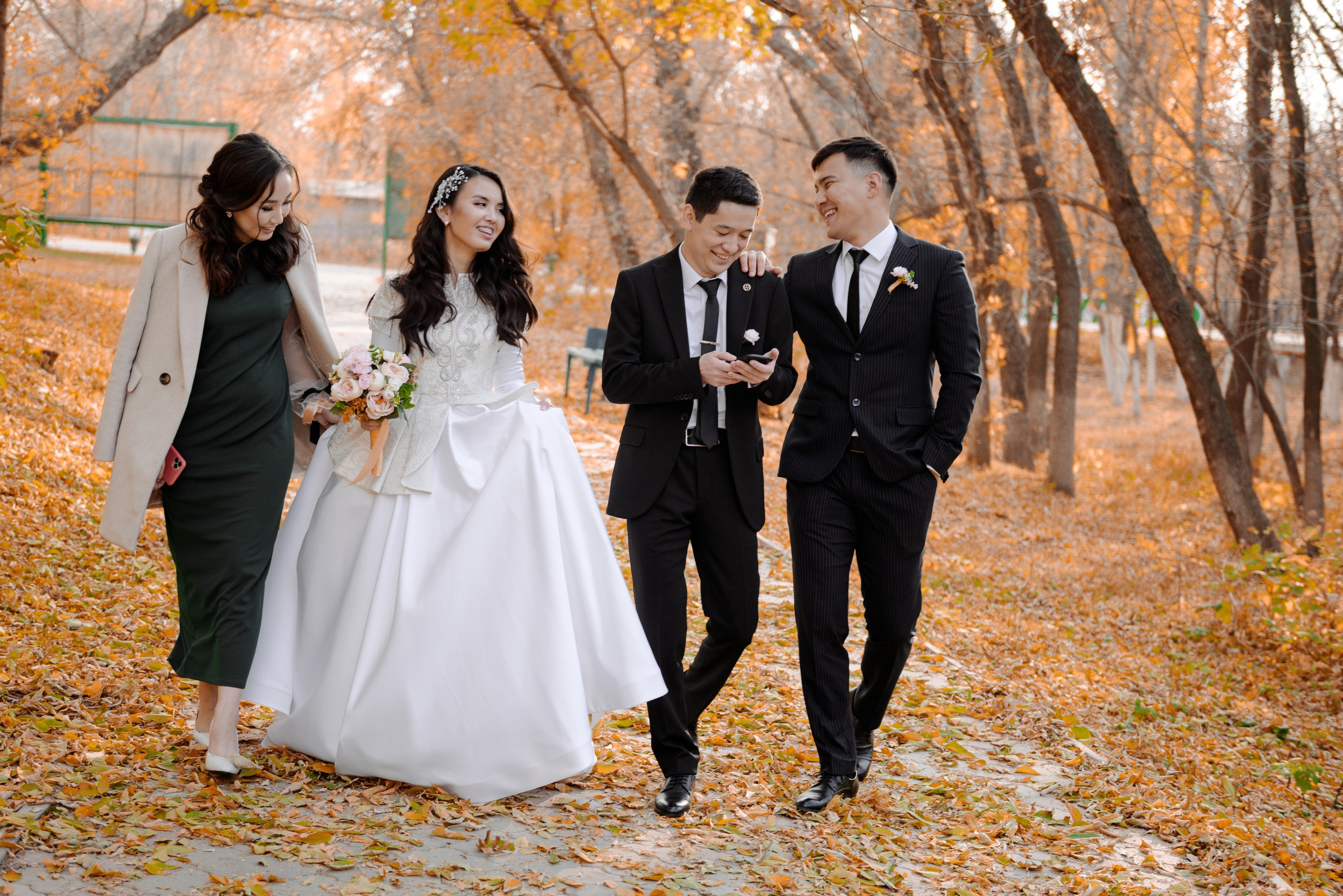 Молодожены гуляют со свидетелями