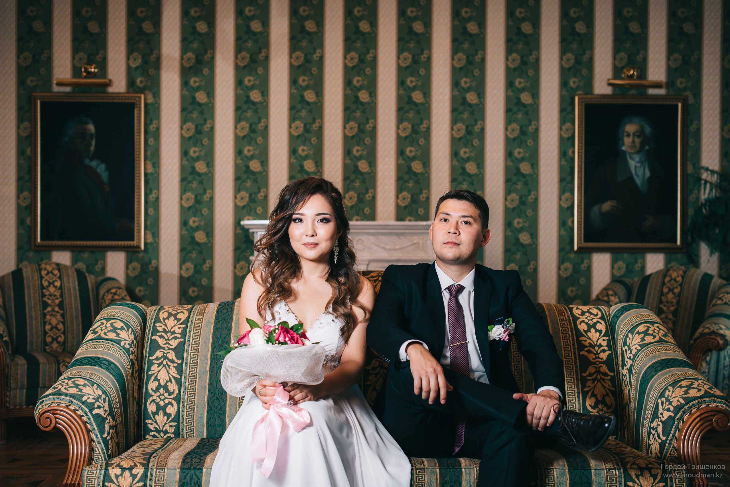 Жених с невестой на диване