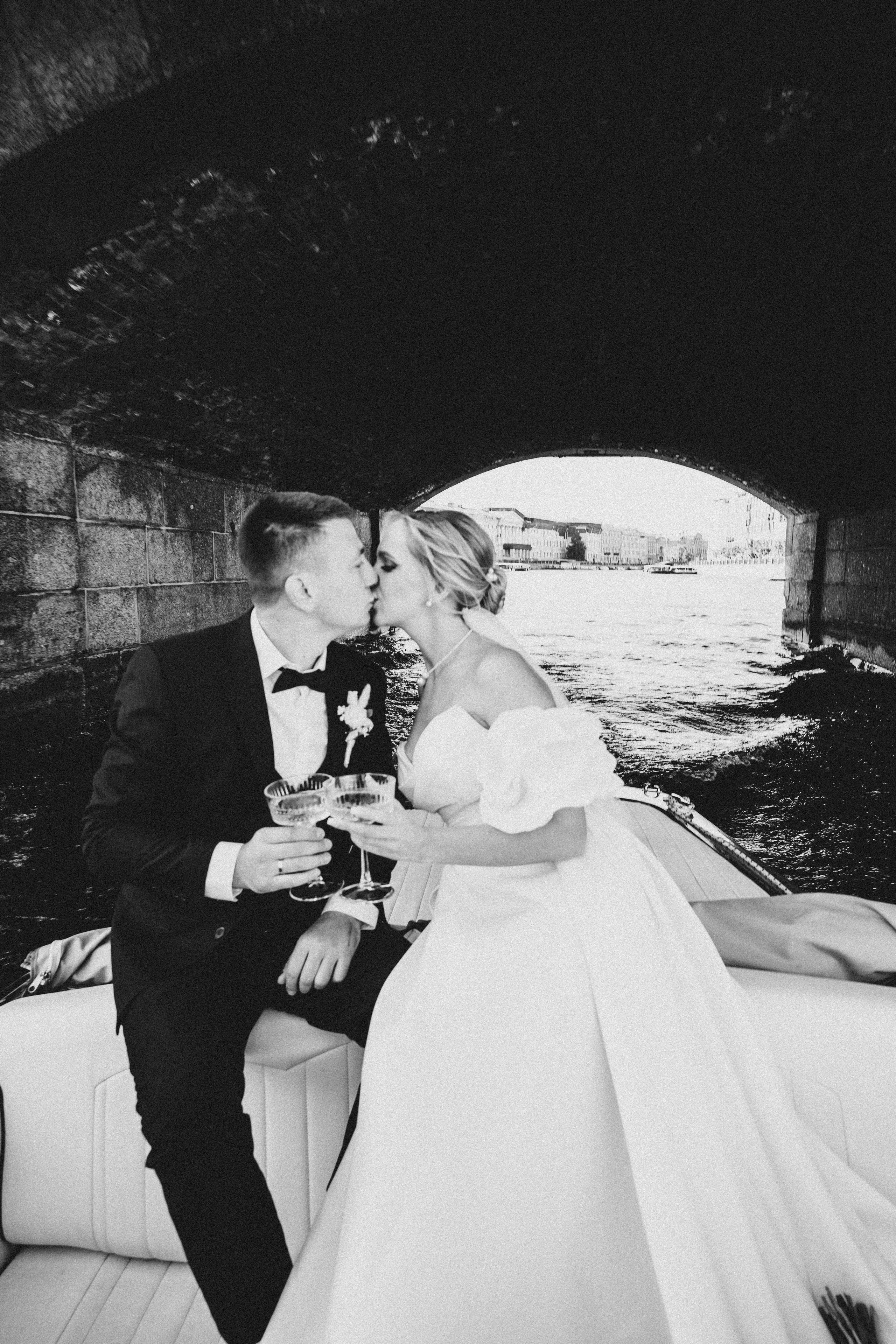 СВАДЕНБНАЯ СЬЕМКА НА КАТЕРЕ ПО КАНАЛАМ САНКТ-ПЕТЕРБУРГА И В АКВАТОРИИ НЕВЫ. Профессиональный фотограф, Санкт-Петербург — Виктория Богомолова