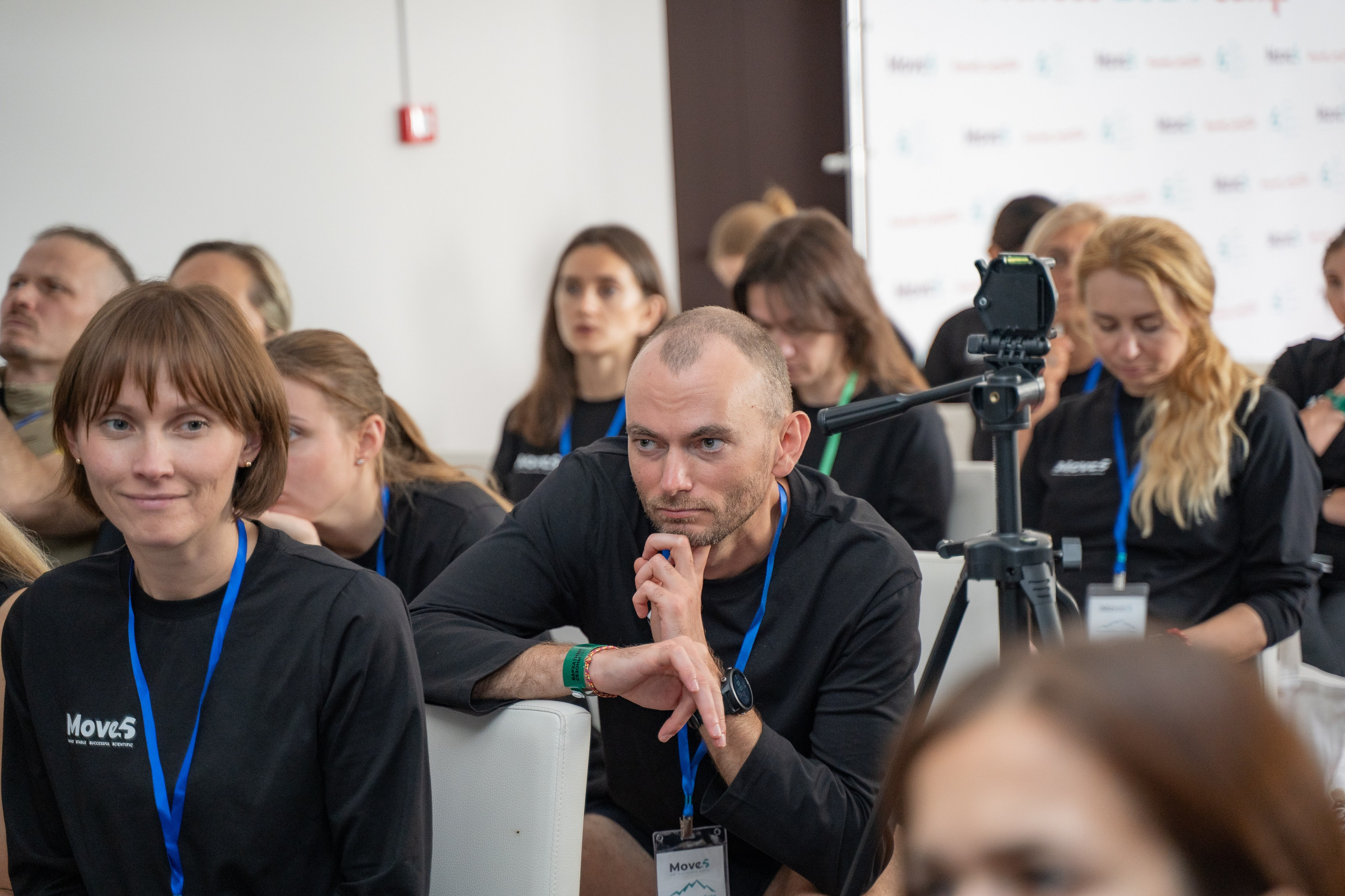 Задумчивый взгляд участника 