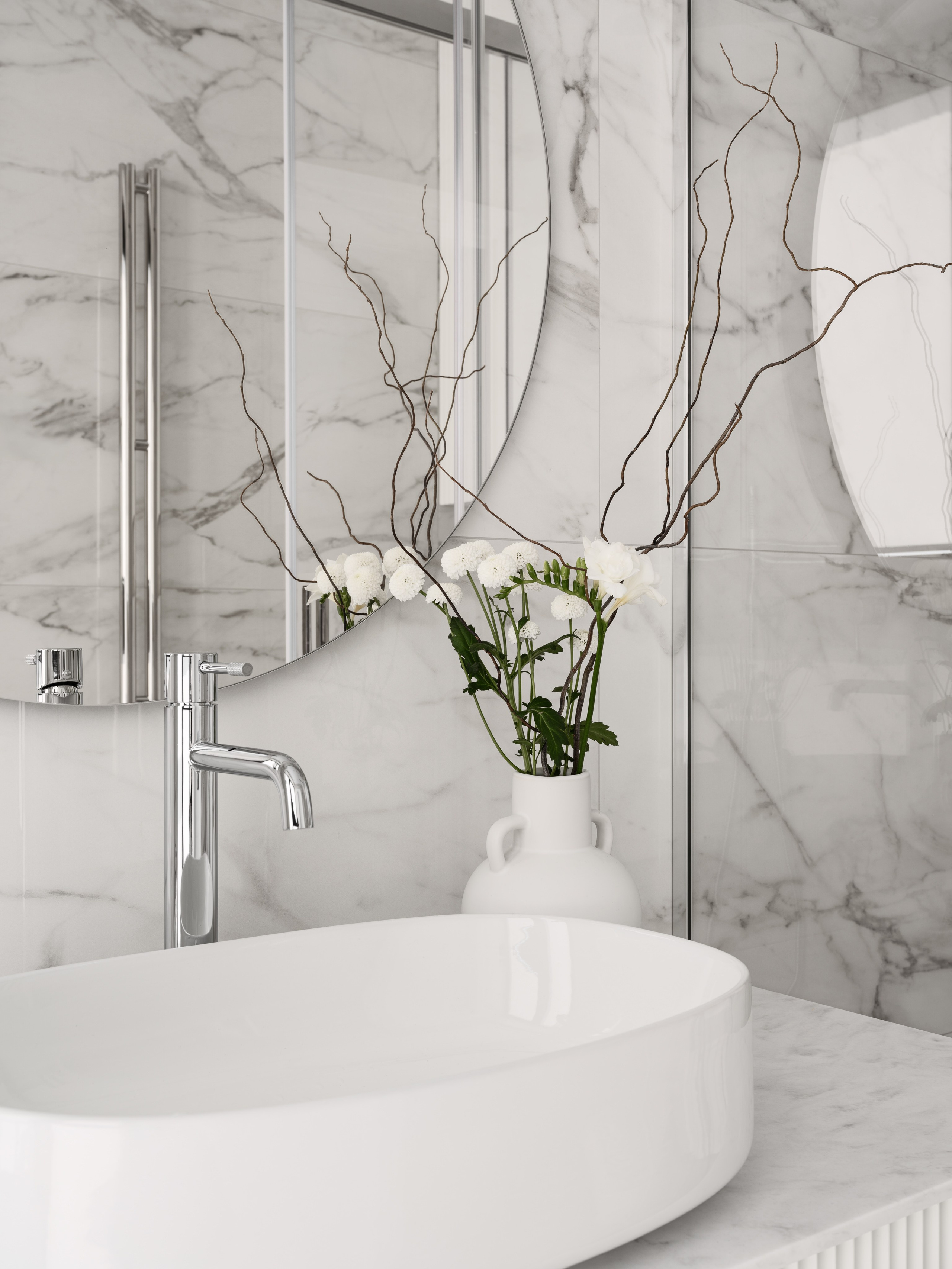 Современная мраморная ванная комната в светлых тонах с овальной раковиной на столешнице из белого камня и минималистичной вазой с ветками — утончённый интерьер, созданный дизайнером Алёной Боярской, стилист Наталья Якушева, фотограф Сергей Денисенко.