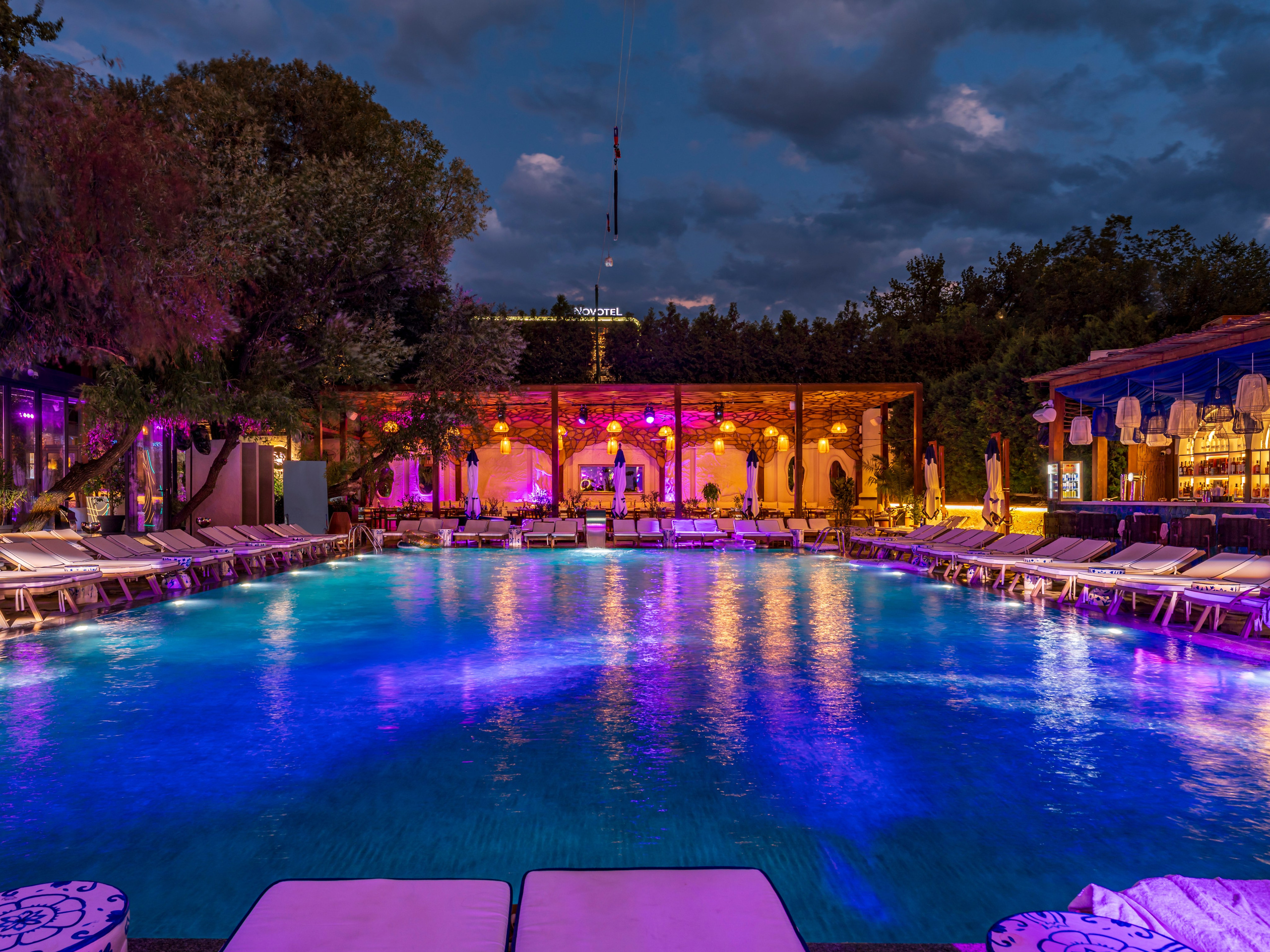 Eden Pool&Bar, съемка бассейна в июле 2026 года. Интерьерный фотограф Алматы