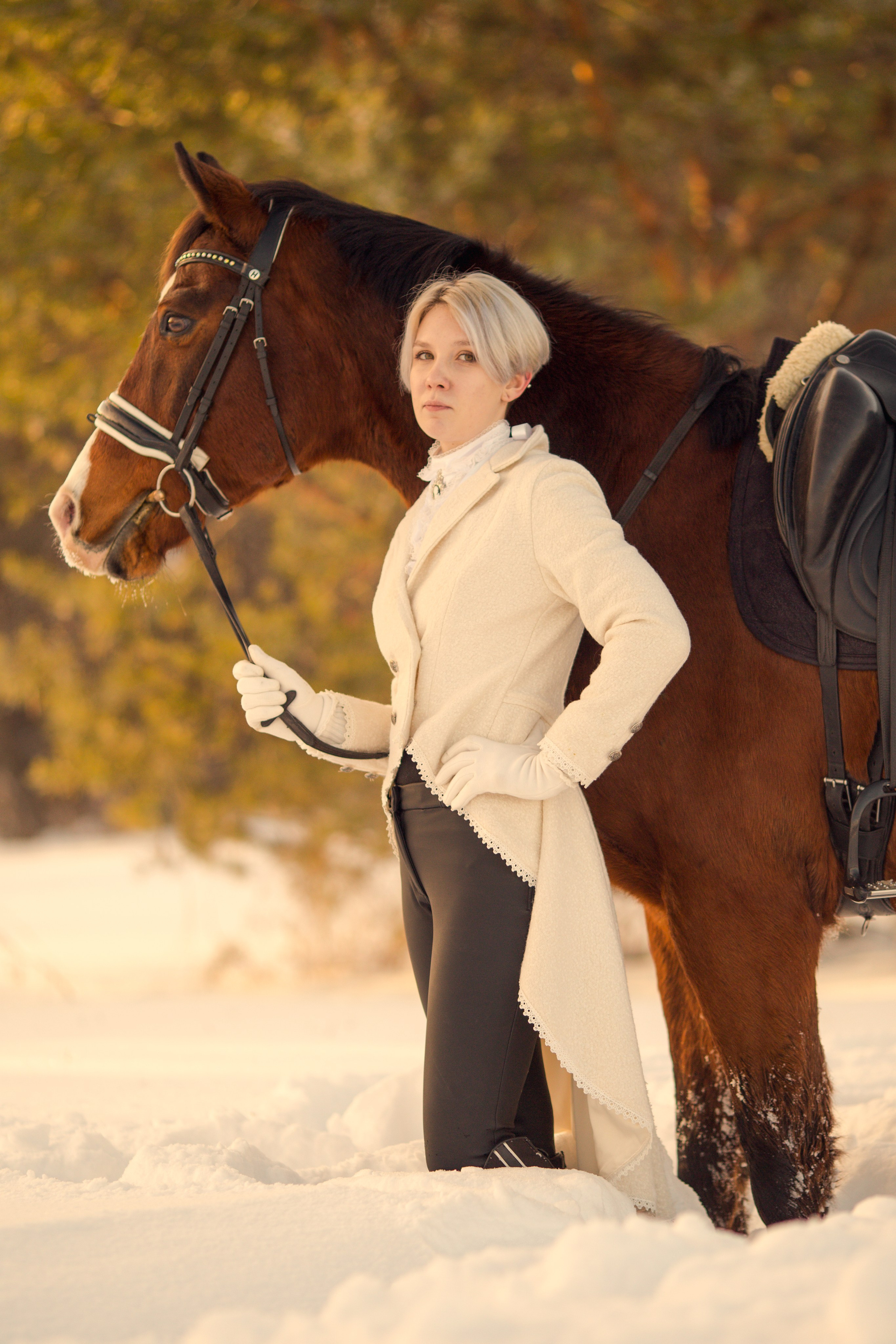 Фотосессия с лошадью зимой на фоне ёлок