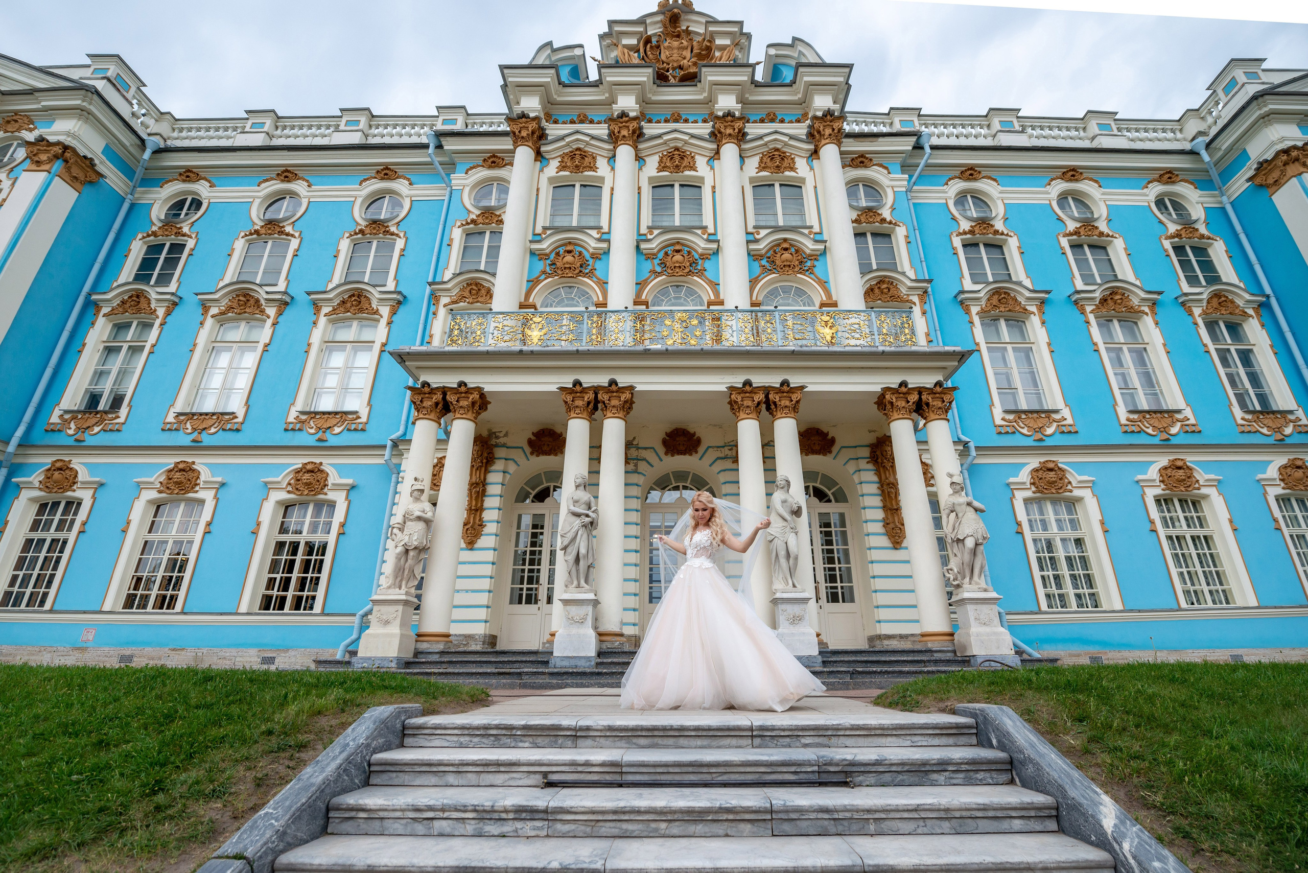 Евгения (фотосессия с малиновым chevrolet camaro, в сирени в Пушкине в Екатерининском парке). Портретный, семейный и свадебный фотограф в Санкт-Петербурге и в Пушкине Ширяев Денис