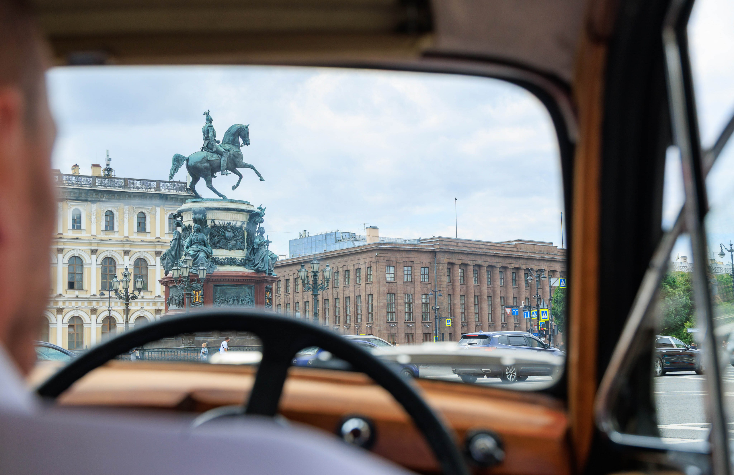 Фотосессия молодоженов на крыше в Санкт-Петербурге с видом на город.