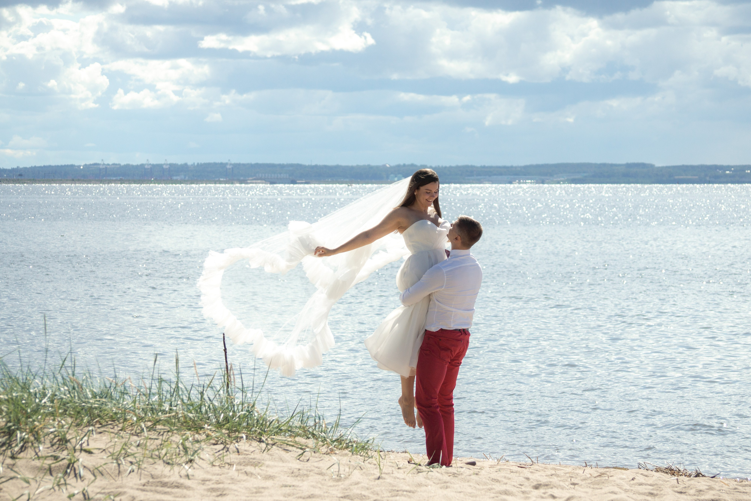 Красивые места для свадебной фотосессии летом в Санкт-Петербурге. Свадебный фотограф Александр Невский в Санкт-Петербурге
