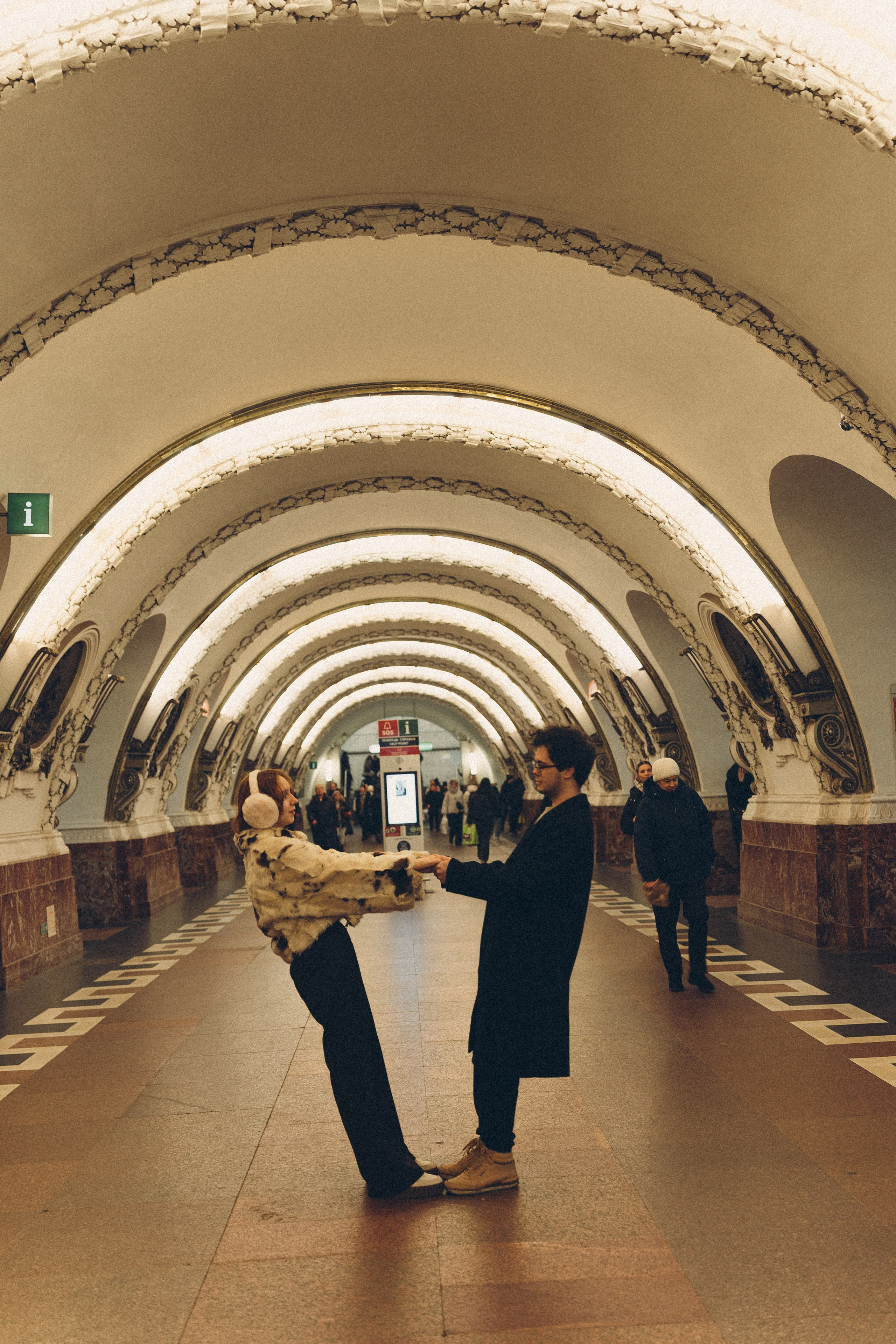 НОВОГОДНЯЯ ФОТОСЕСИИЯ ПАРЫ В МЕТРО ЛЮБОВЬ. Профессиональный фотограф, Санкт-Петербург — Виктория Богомолова