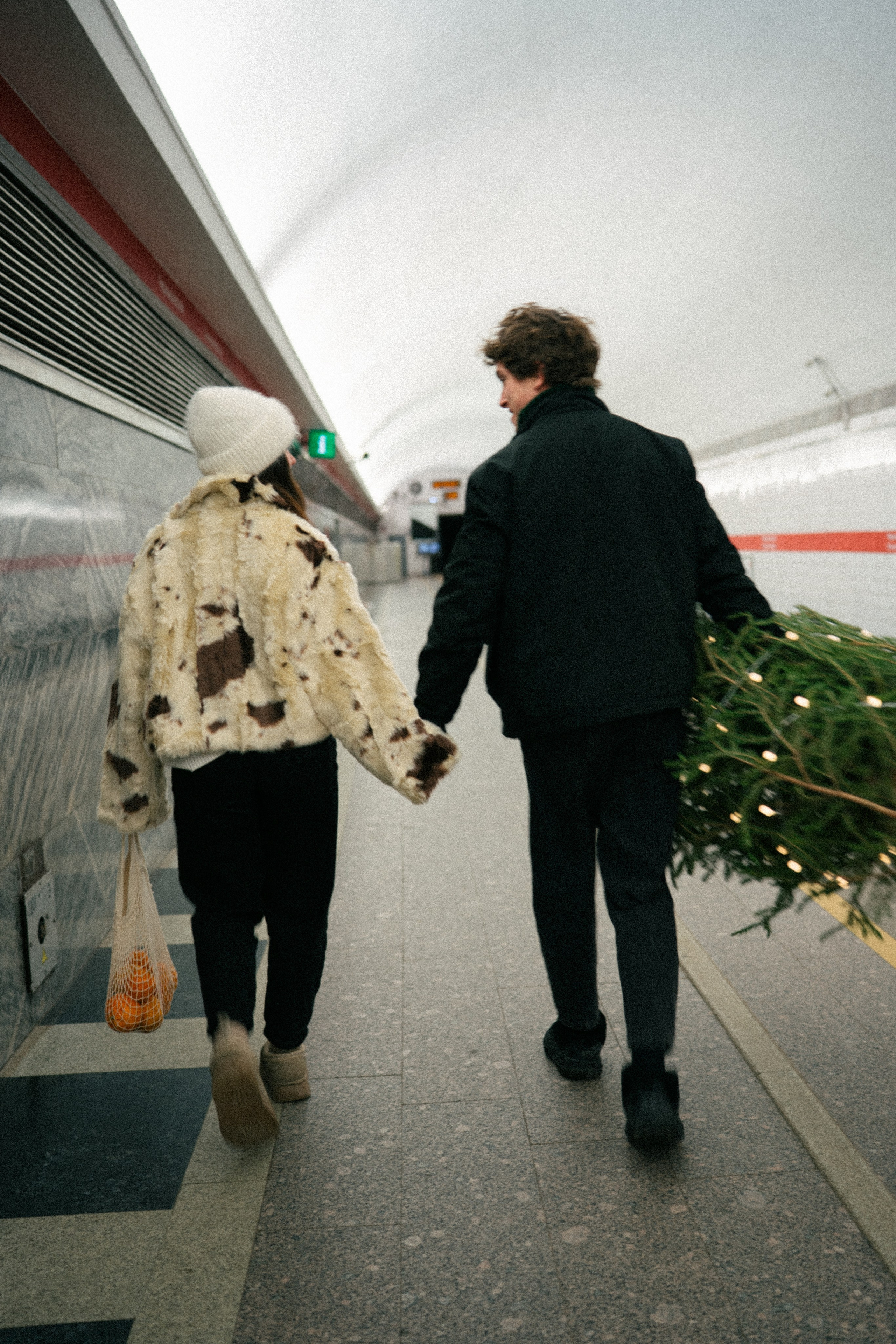 НОВОГОДНЯЯ ПРОГУЛКА ПАРЫ ПО ЧЕРНЫШЕВСКОЙ ПЕРЕД НОВЫМ ГОДОМ. Профессиональный фотограф, Санкт-Петербург — Виктория Богомолова