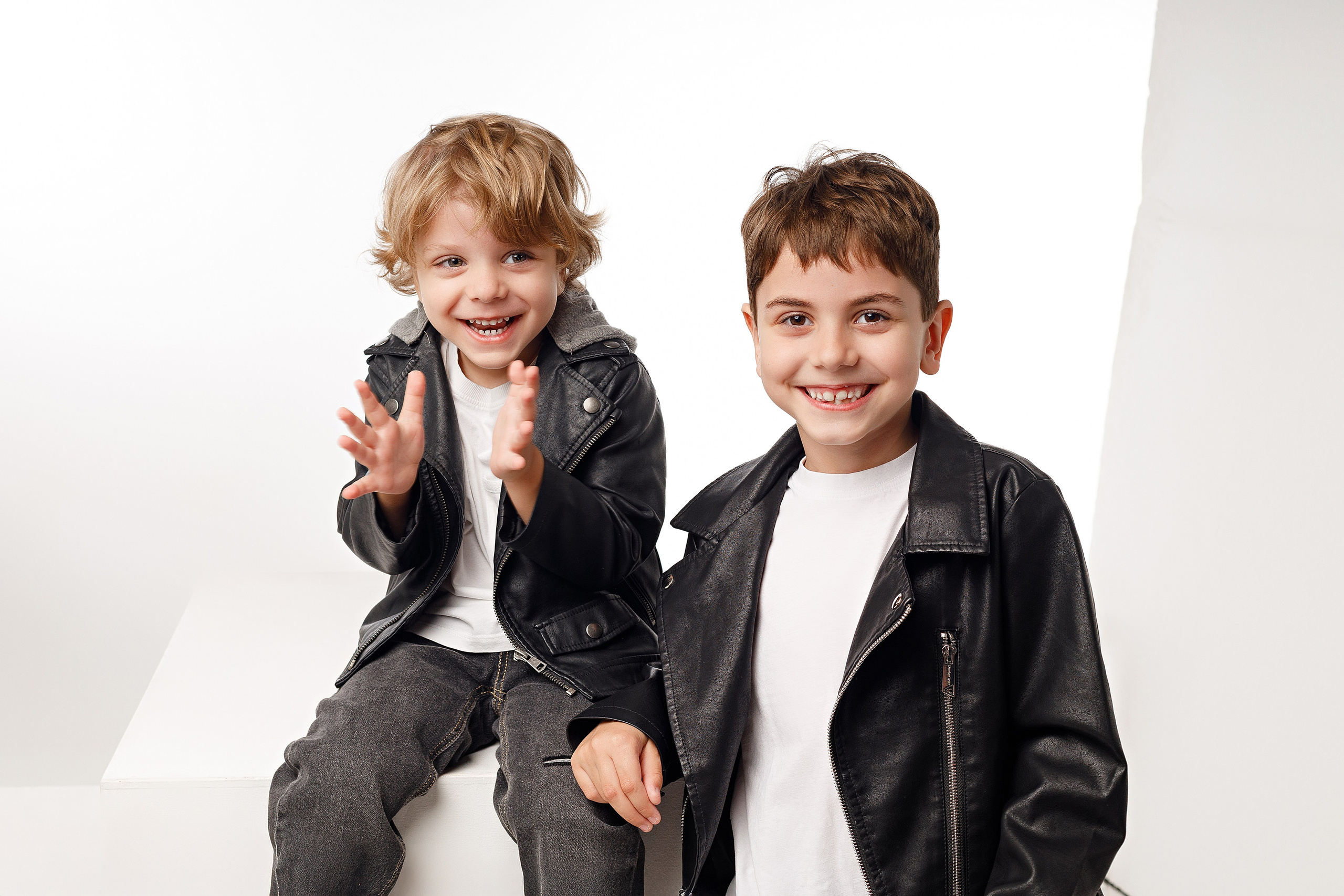 Фотосессия братьев в Сочи от детского фотографа. Детский студийный фотограф Сочи