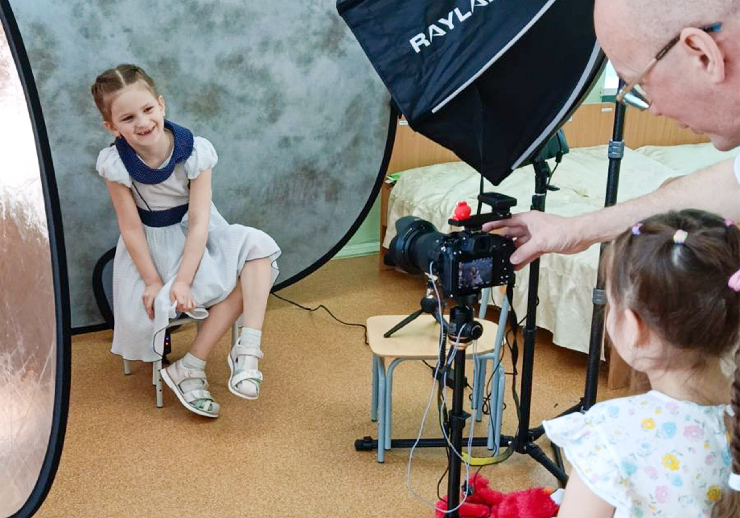 Бэкстейдж фотографии девочки на фотофоне