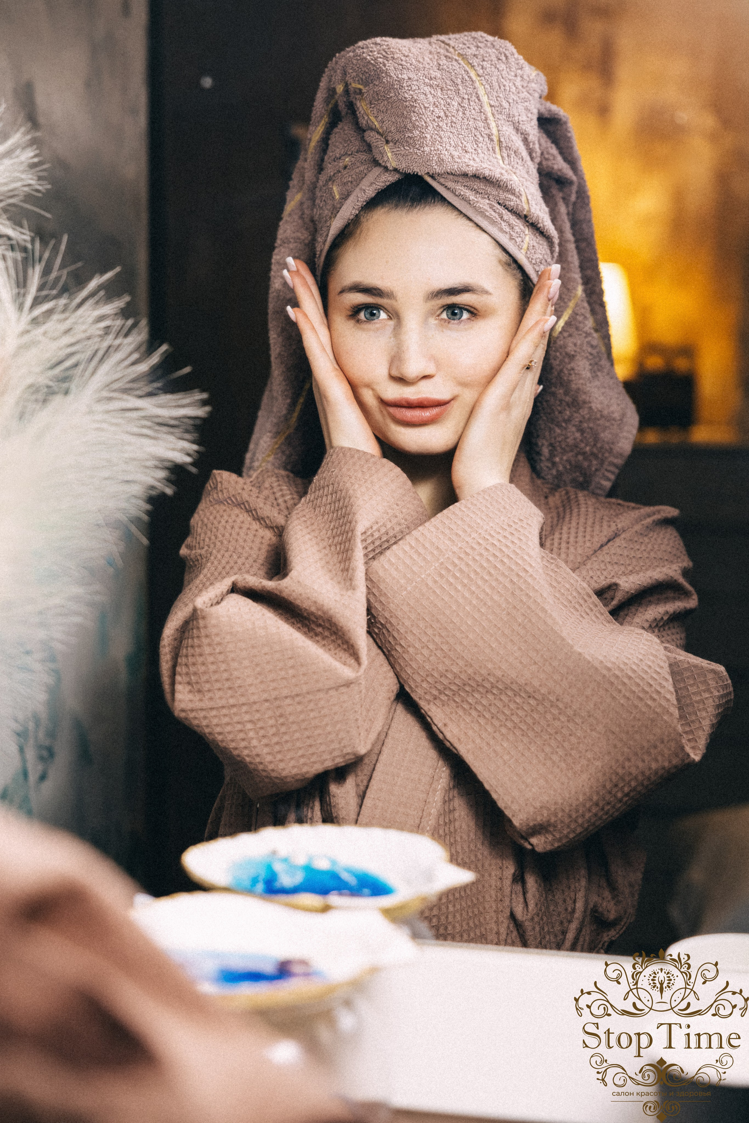 красивая девушка смотрит в зеркало