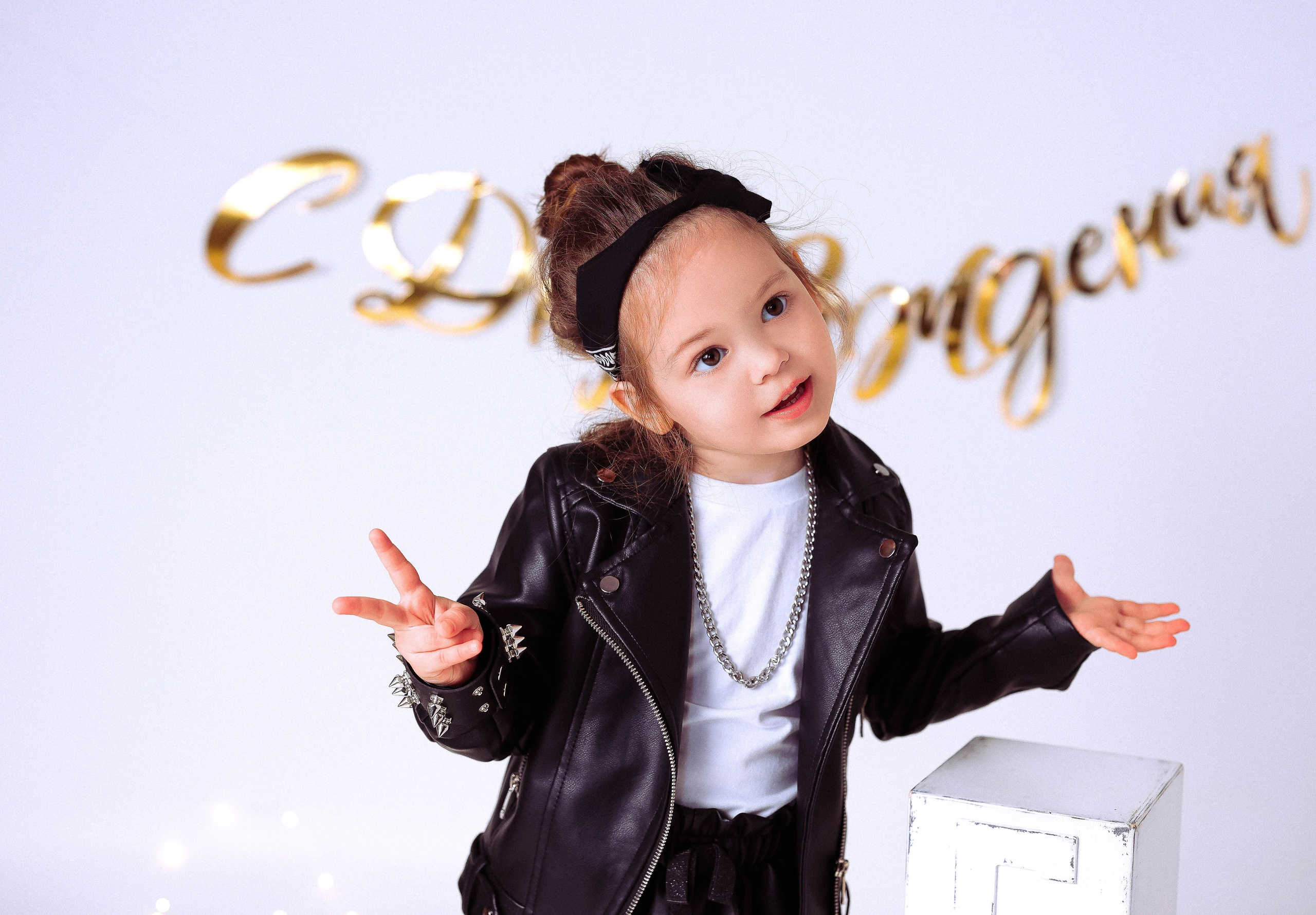 Малышки Антураж