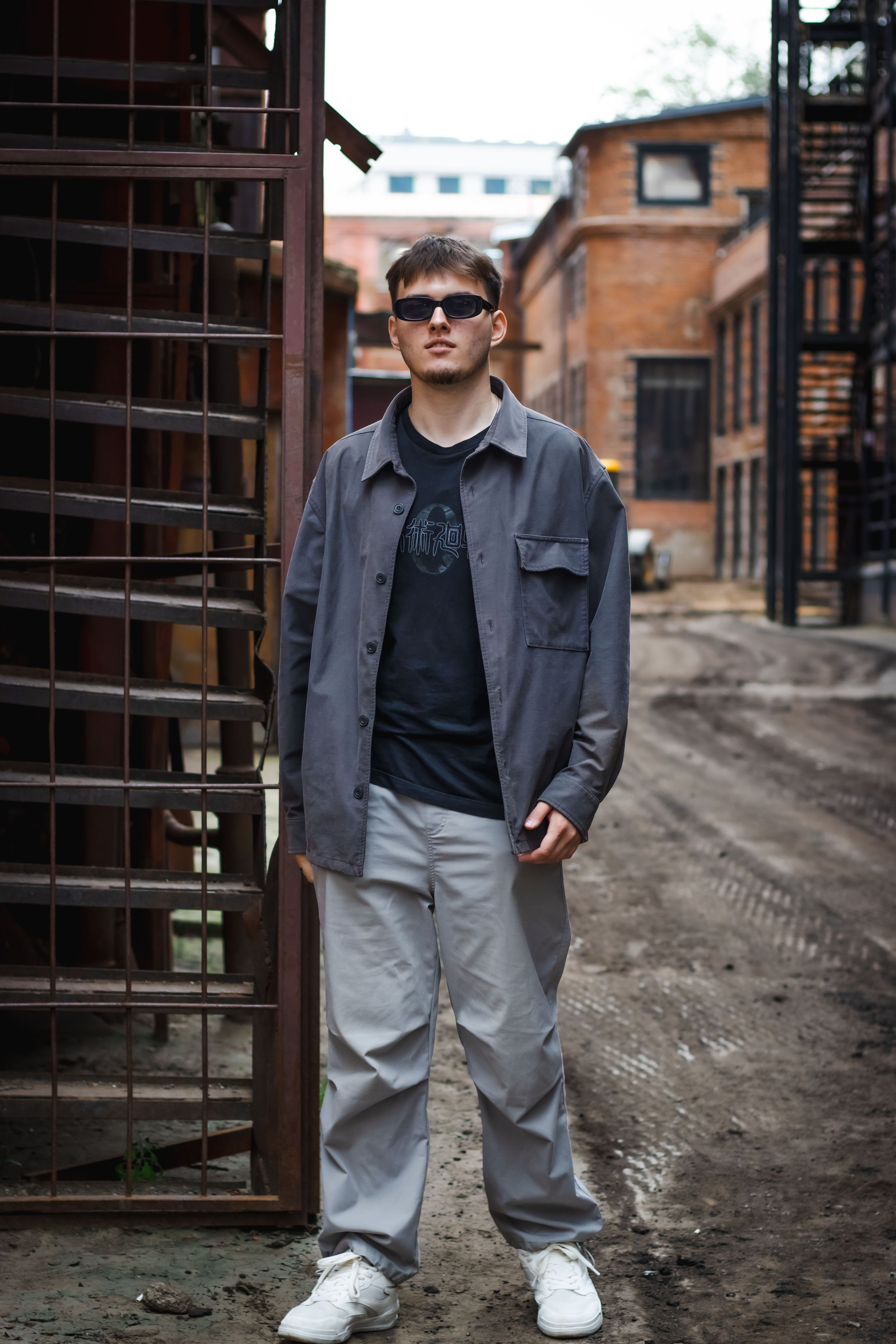 уличная фотосессия для парня в темных очках