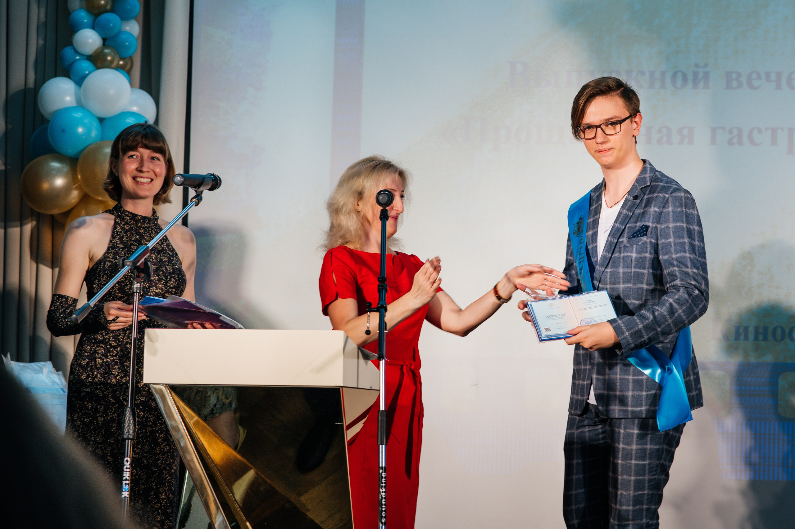 Вручение аттестатов. Выпускные альбомы в Подольске Москве и МО