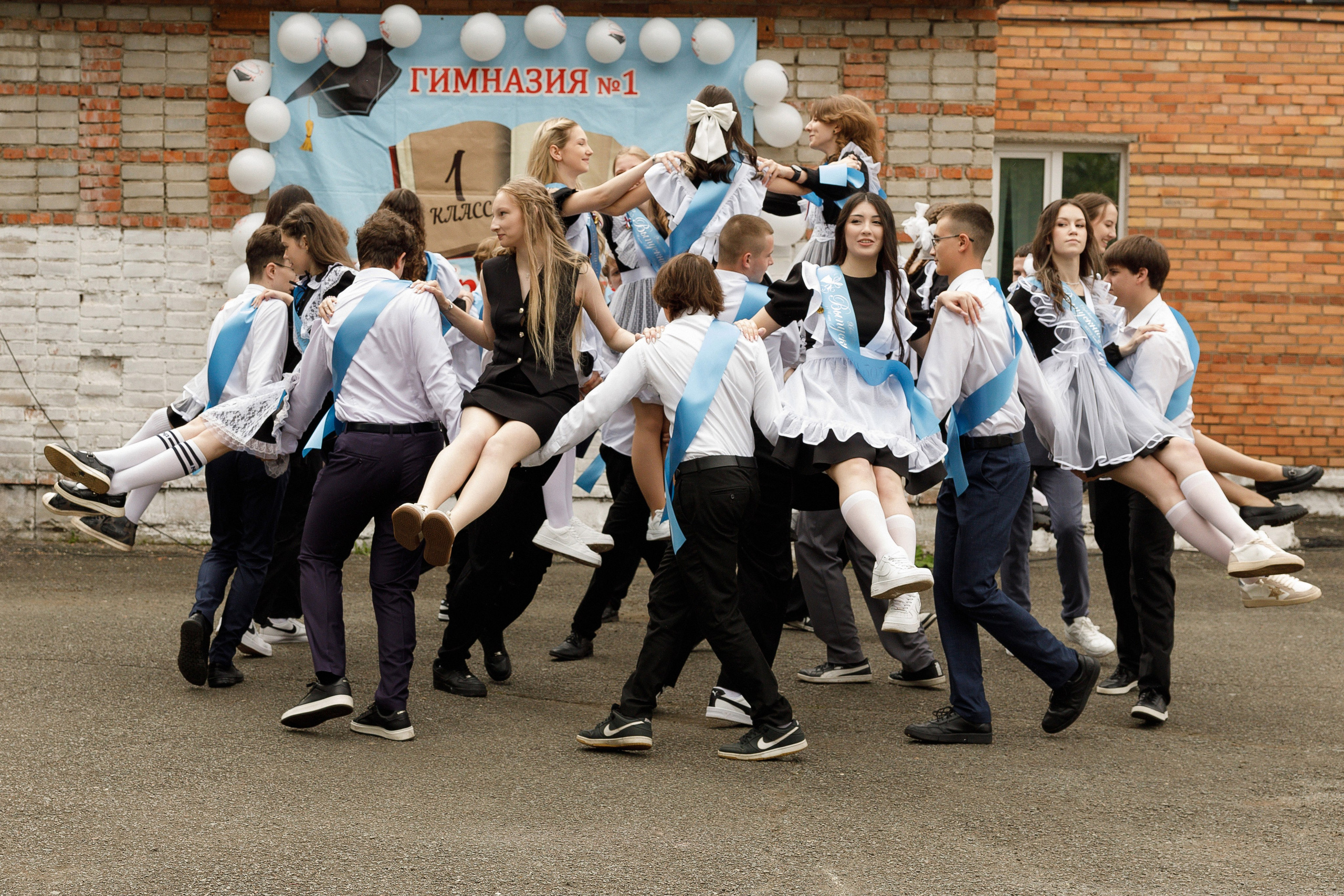 Последний звонок Гимназия Артем. Photoalbum-vl.ru