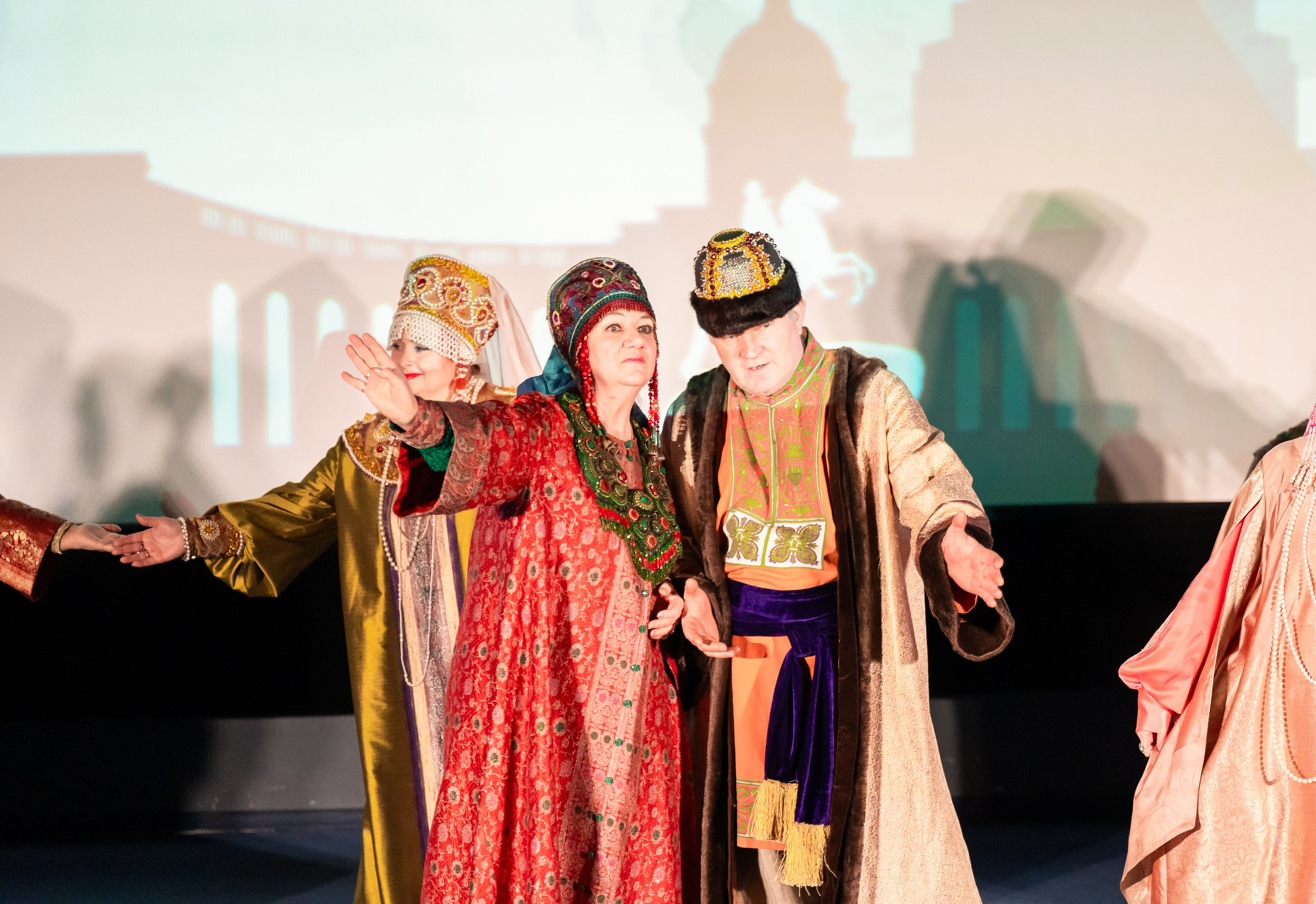 Большой коллектив участников XII Международного фольклорного фестиваля «Сохраняем традиции» в народных костюмах. Санкт-Петербург, 2026. Фото: Мальцев Евгений.