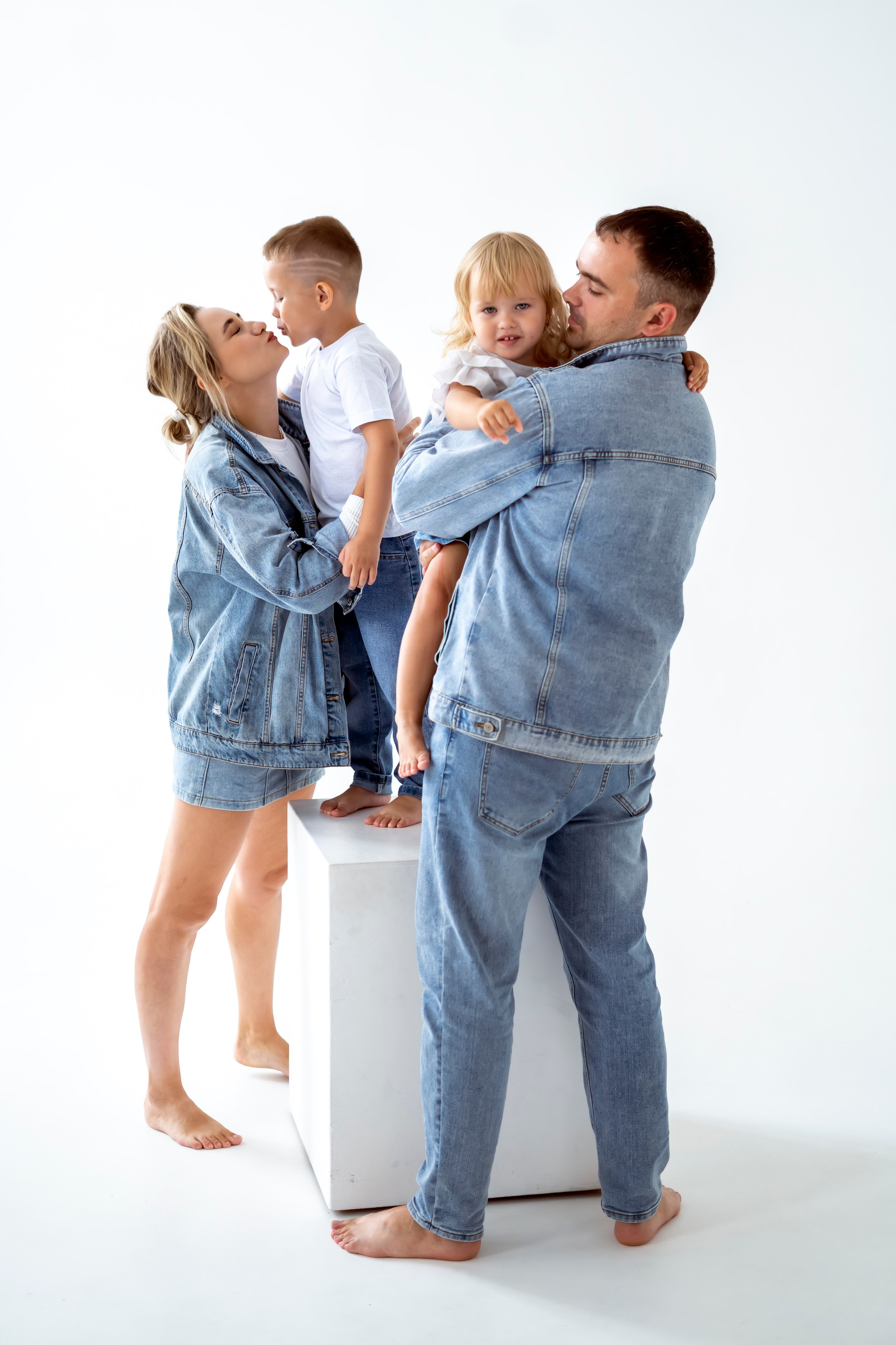 Семейная съёмка на циклораме. Семейный и детский фотограф в Хабаровске Анна Гриневич