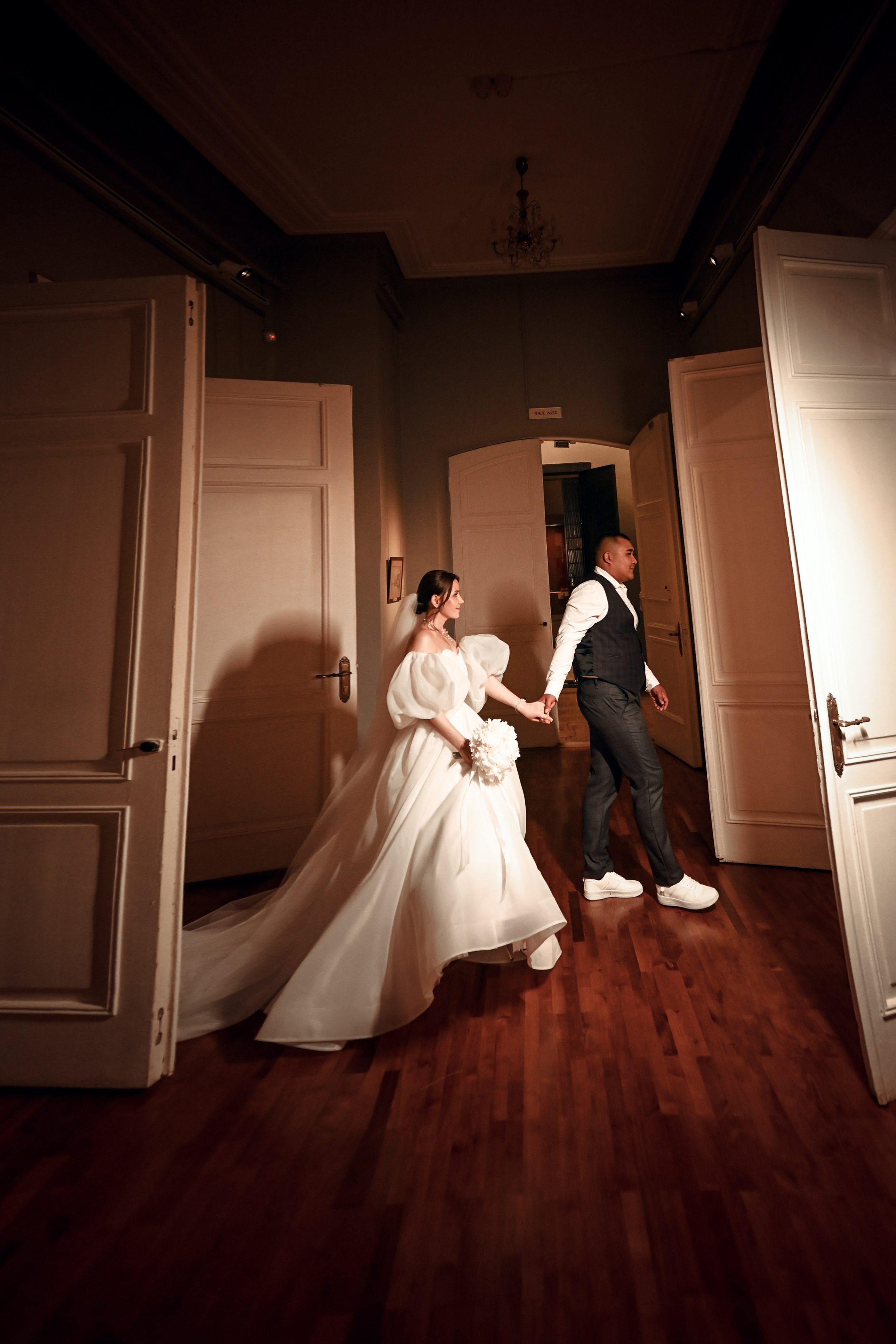 Небольшая свадебная серия в музее и прогулкой под дождем Эльмиры и Ризата. Свадебный, семейный, детский, контент фотограф в Омске Максим Ильин