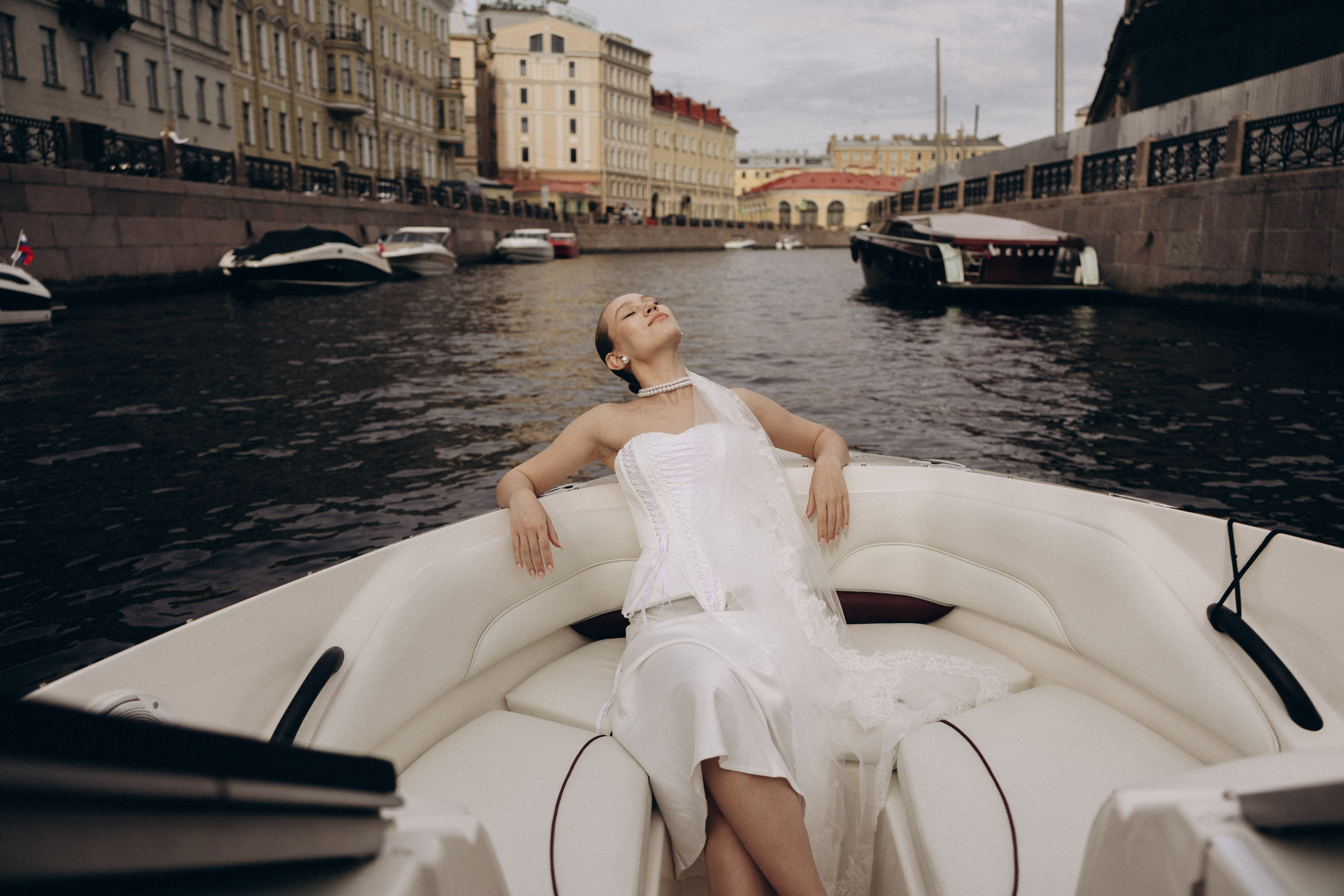 Свадебная прогулка на катере. Семейный и свадебный фотограф в Санкт-Петербурге Екатерина Васильева