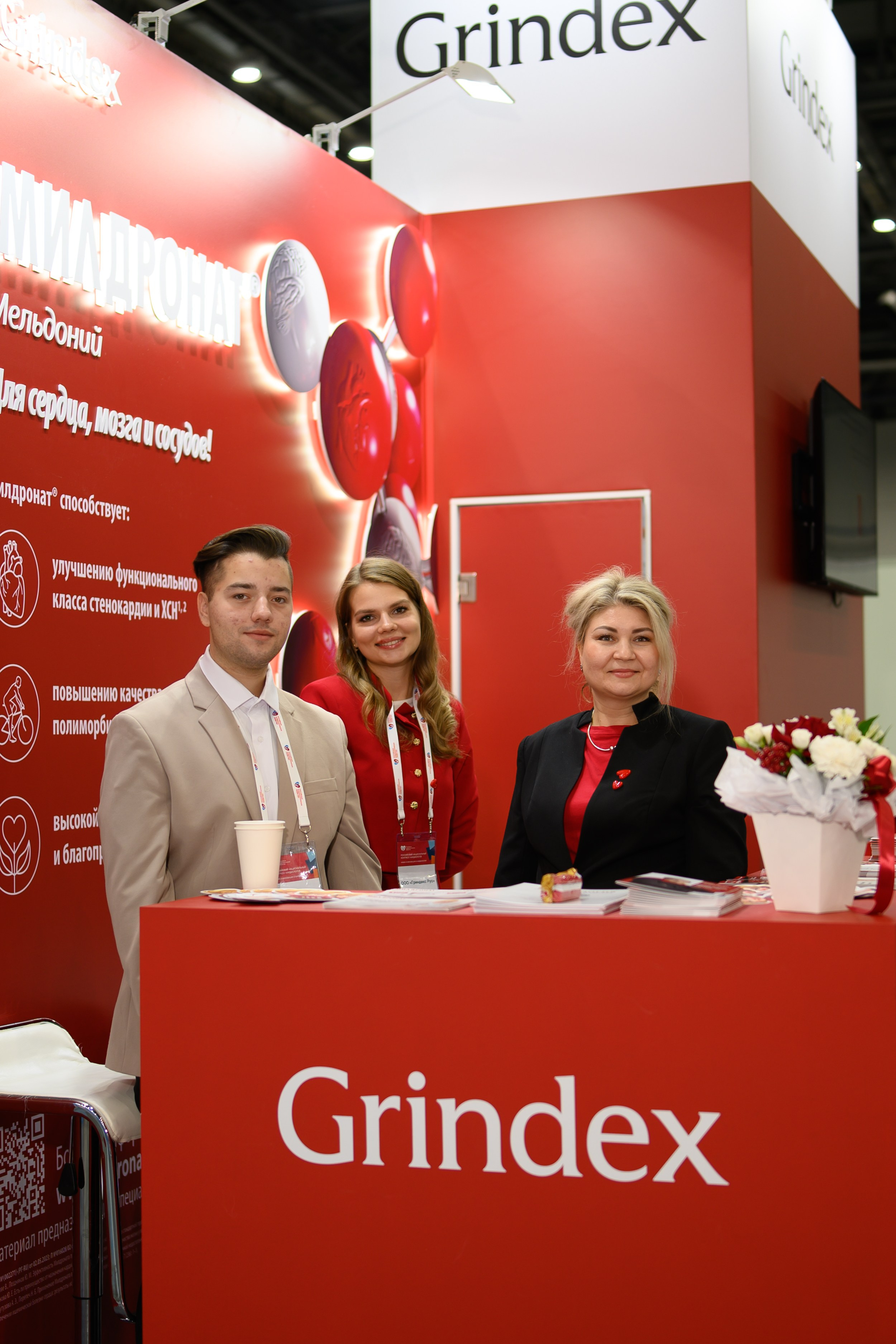 Репортажная фотосъемка медицинской выставки в Казани, стенд компании с сотрудниками в фирменных костюмах
