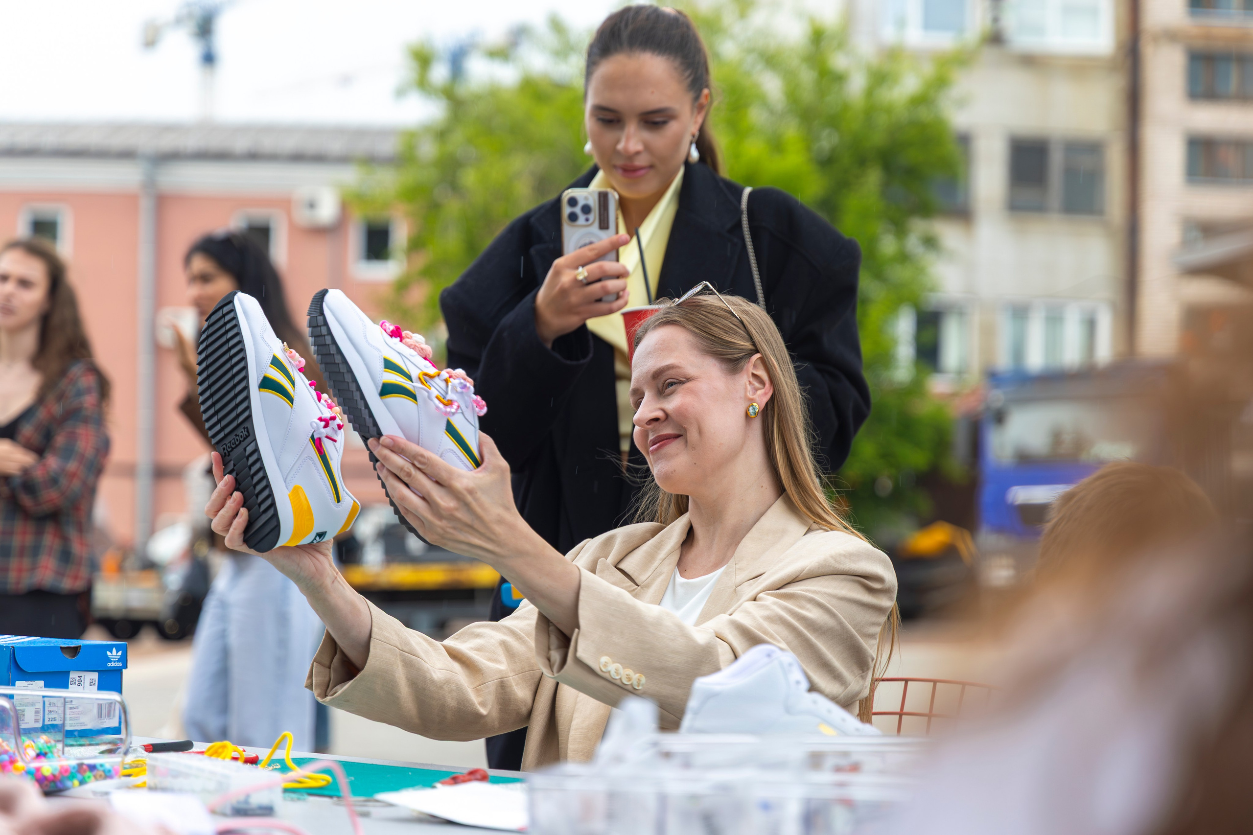 Девушка выбирает кроссовки: момент принятия решения.