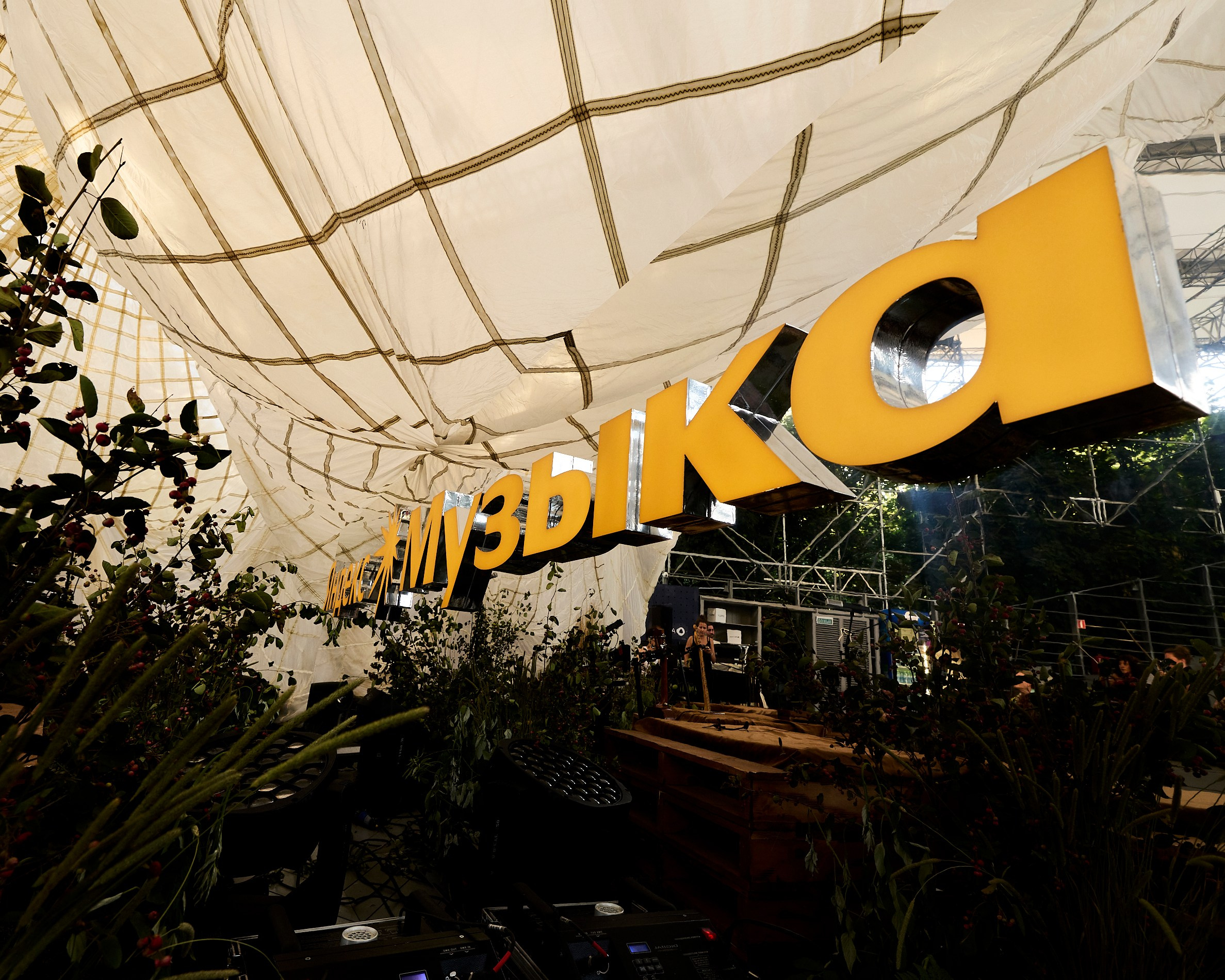 Zoloto x Яндекс Музыка. Светский фотограф Столбоушкин Никита