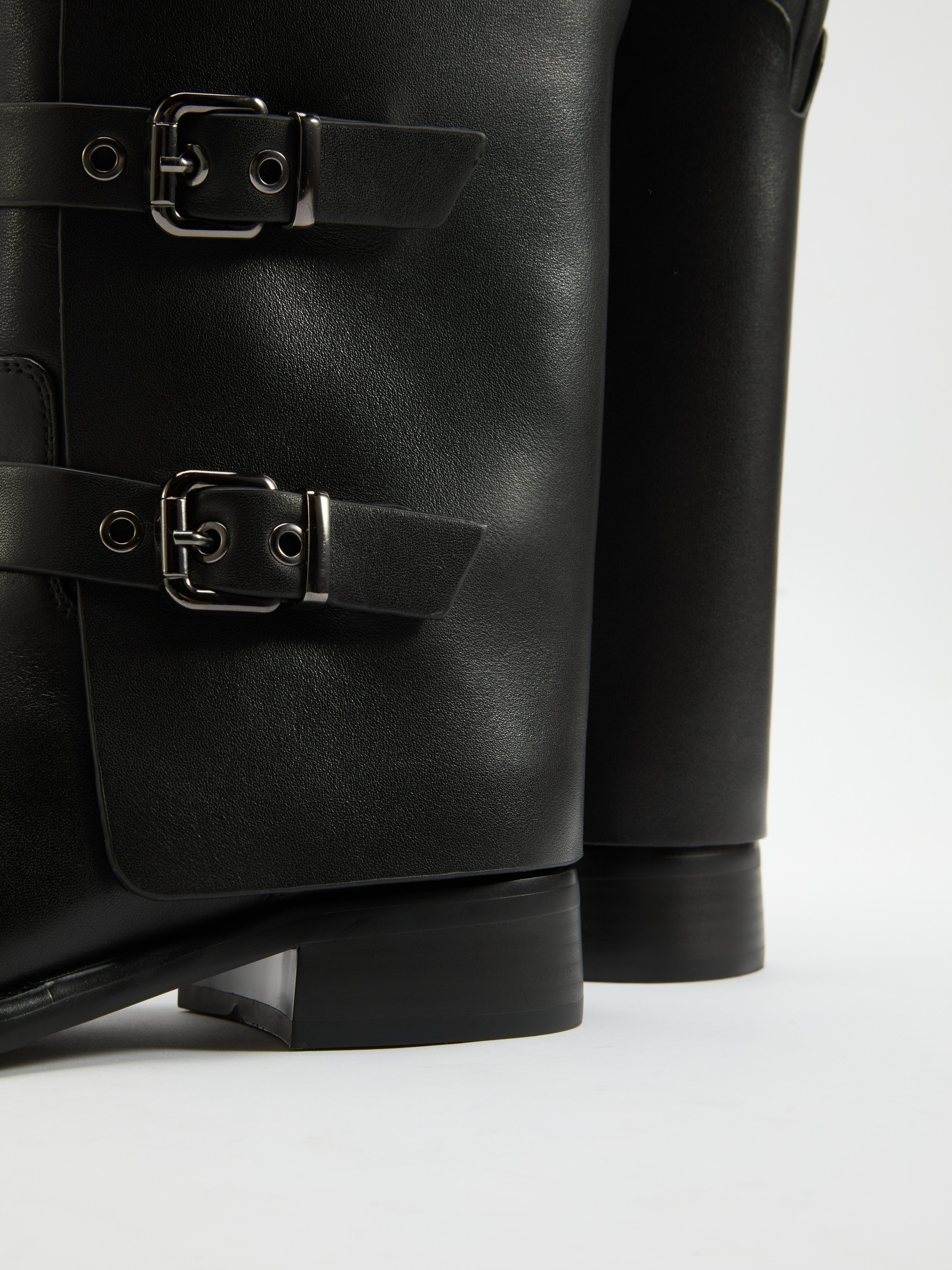 Каталожная фотография обуви. Фотограф в Москве Егор Гончаров