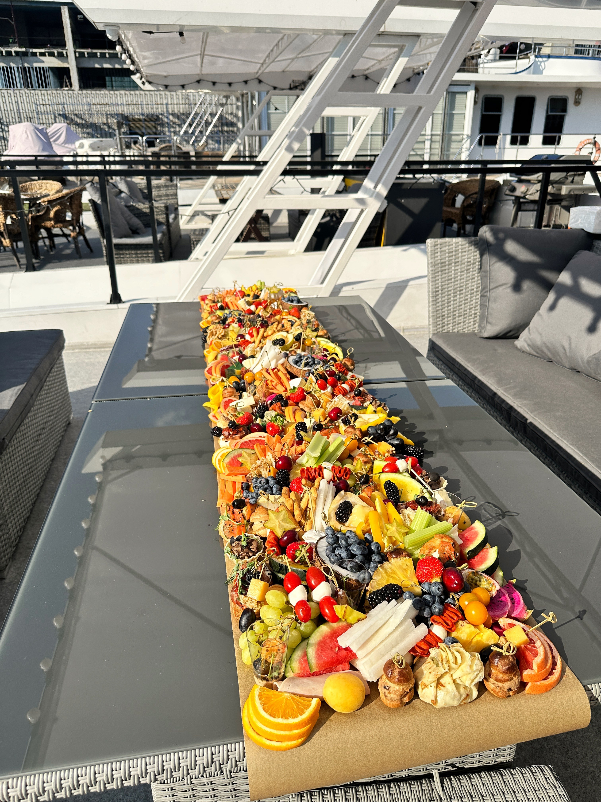 Столы. Выездной кейтеринг, съедобные букеты, торты и сладости на заказ