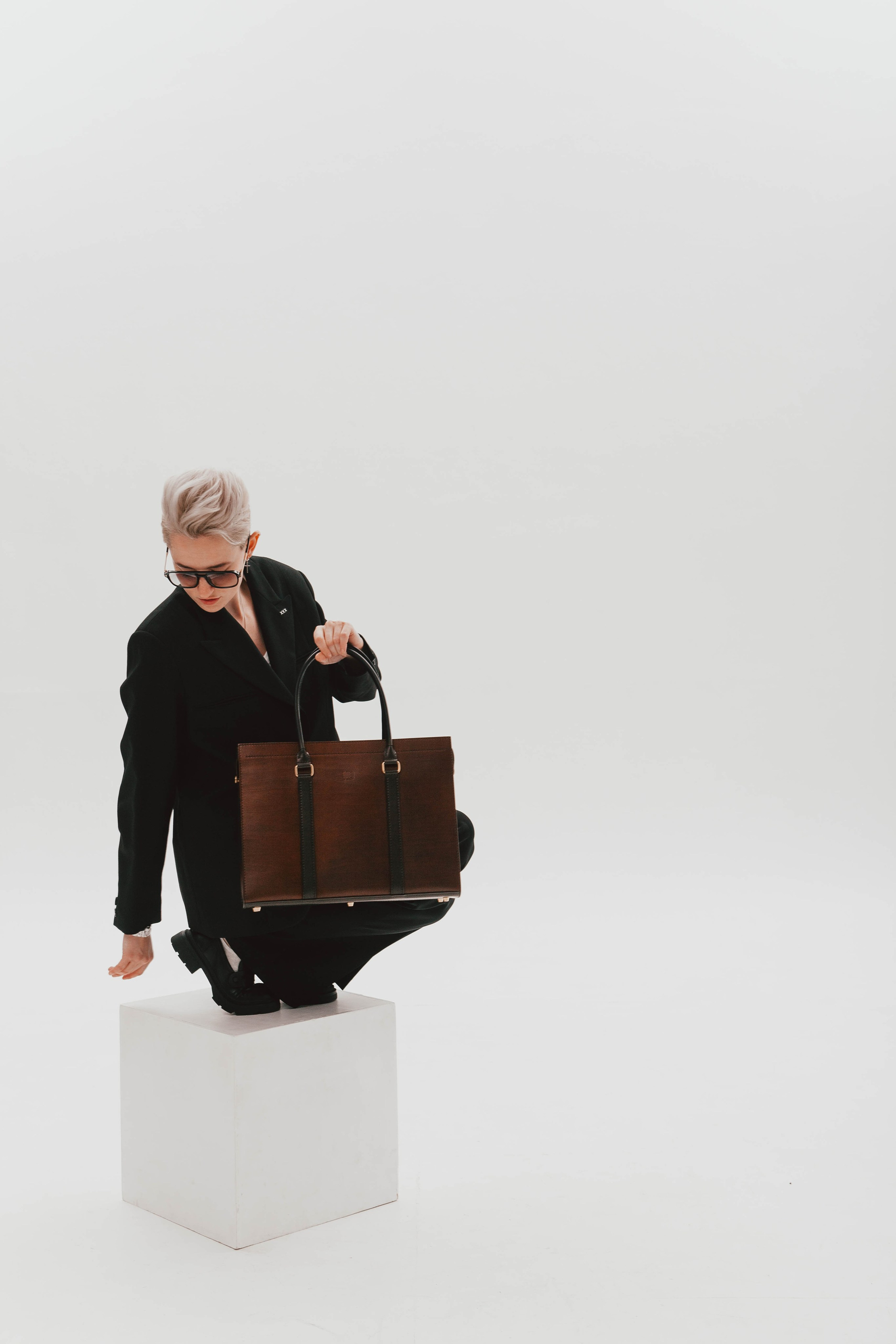 Анна Гречаная и изделие Дана Настаса 💼. Фотограф Ольга Крукле